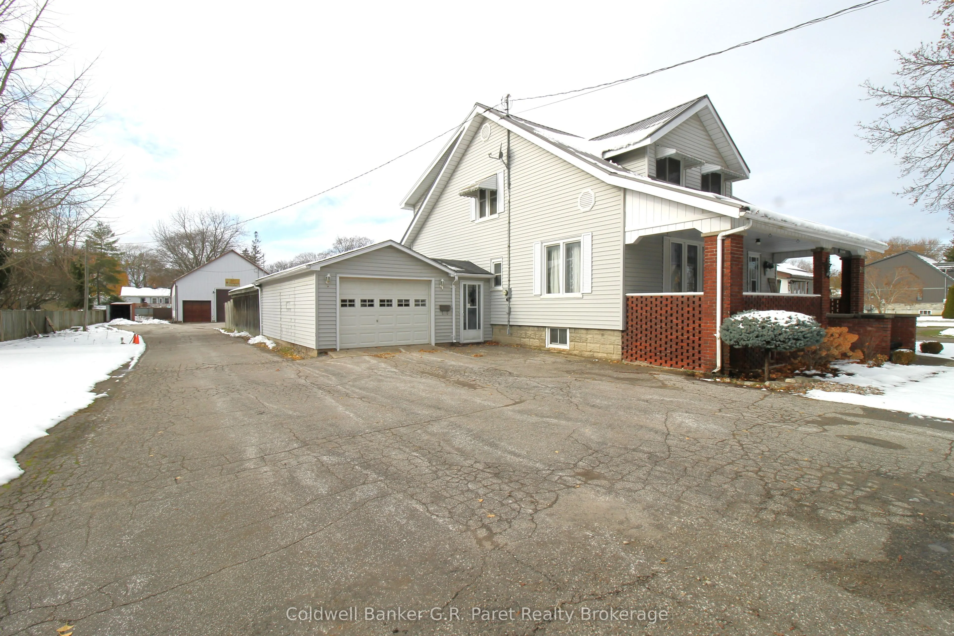 264 John Street S