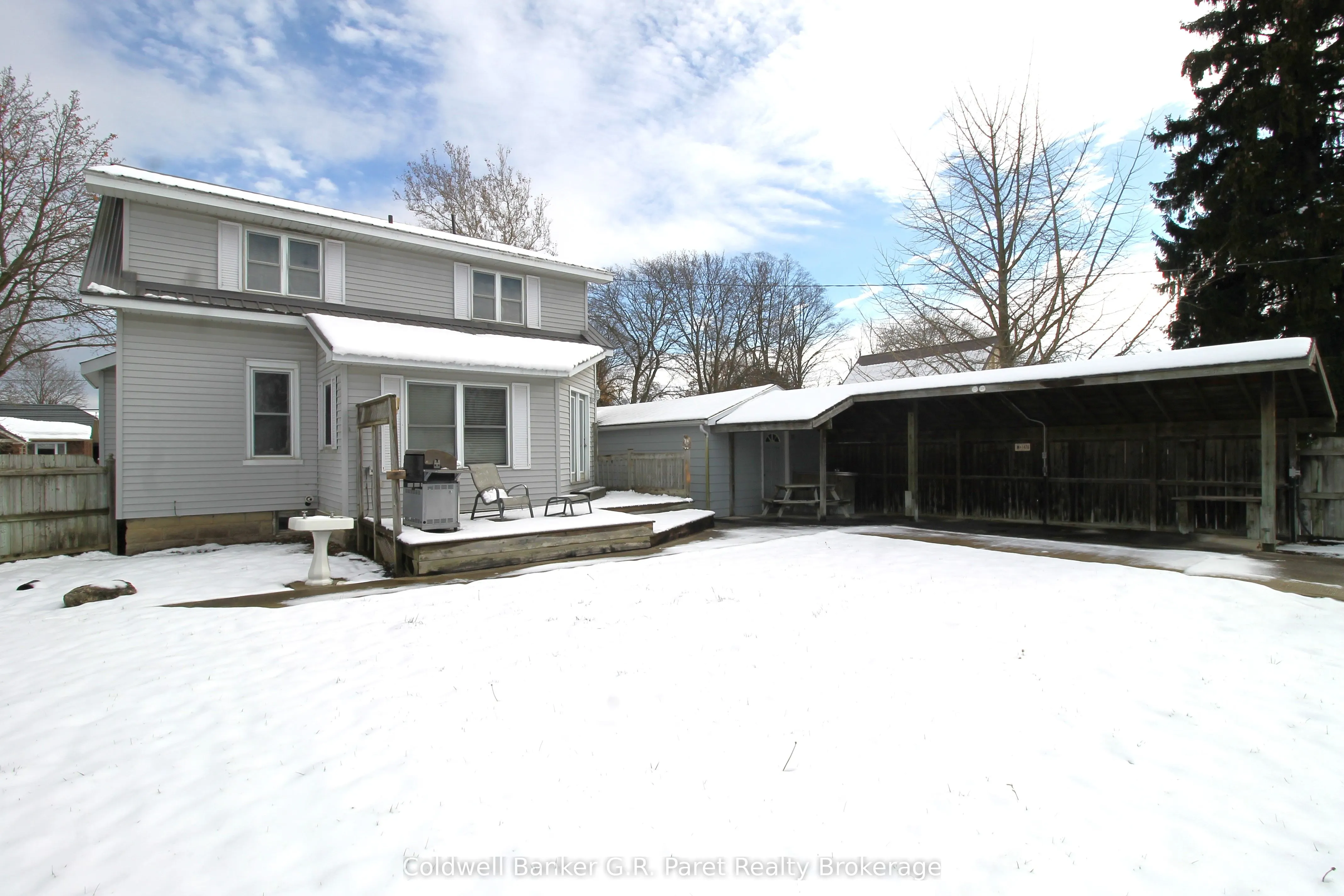 264 John Street S