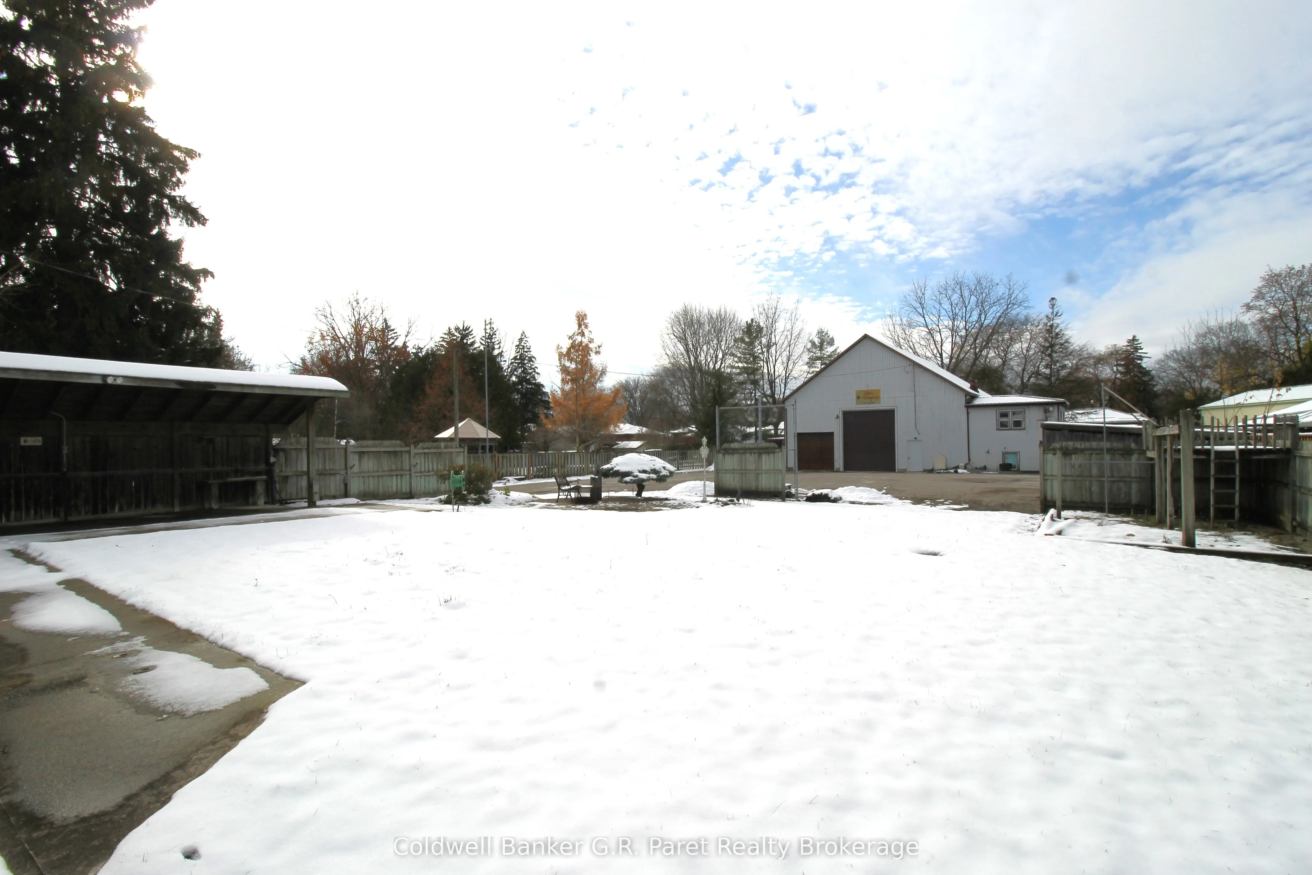 264 John Street S