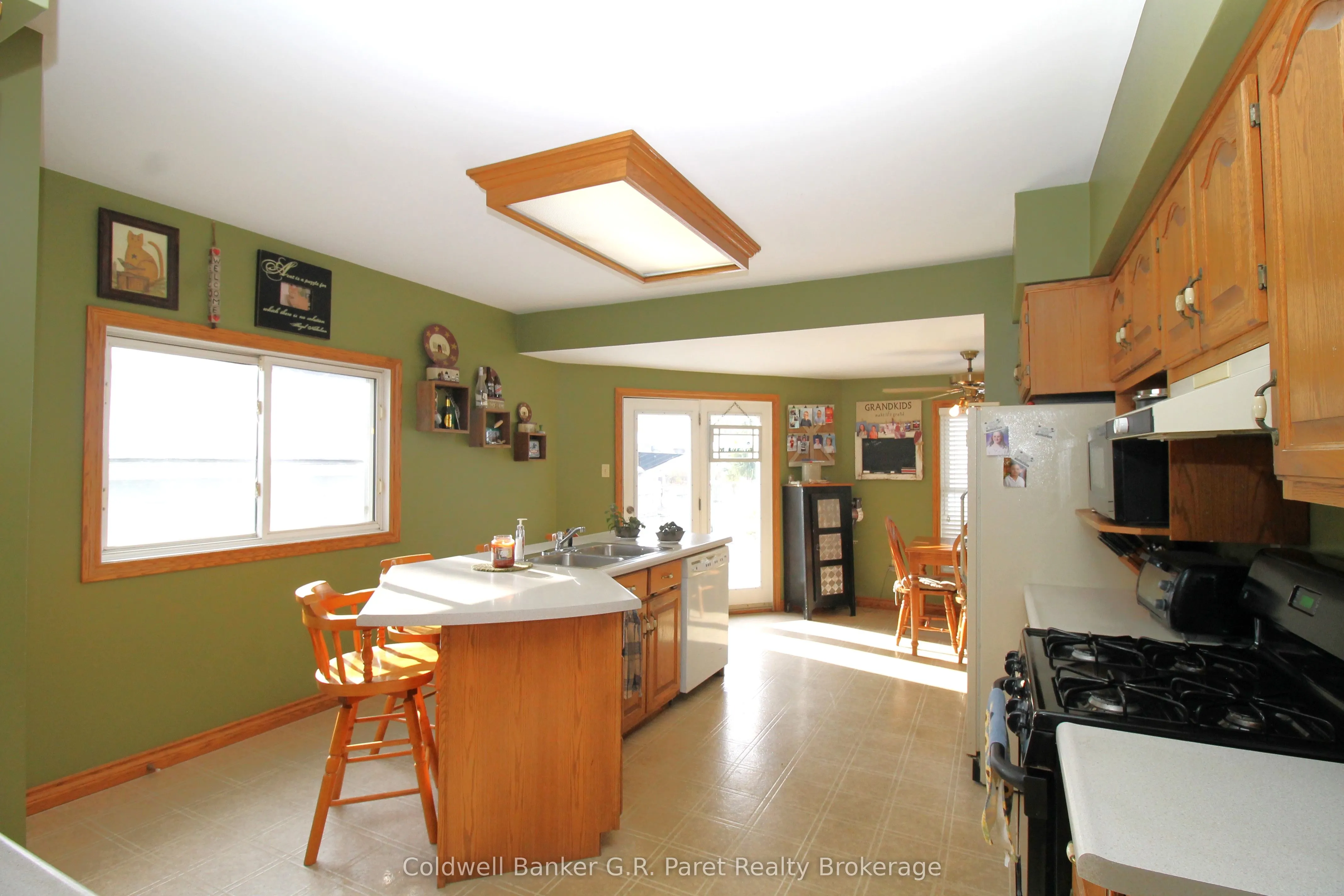 264 John Street S