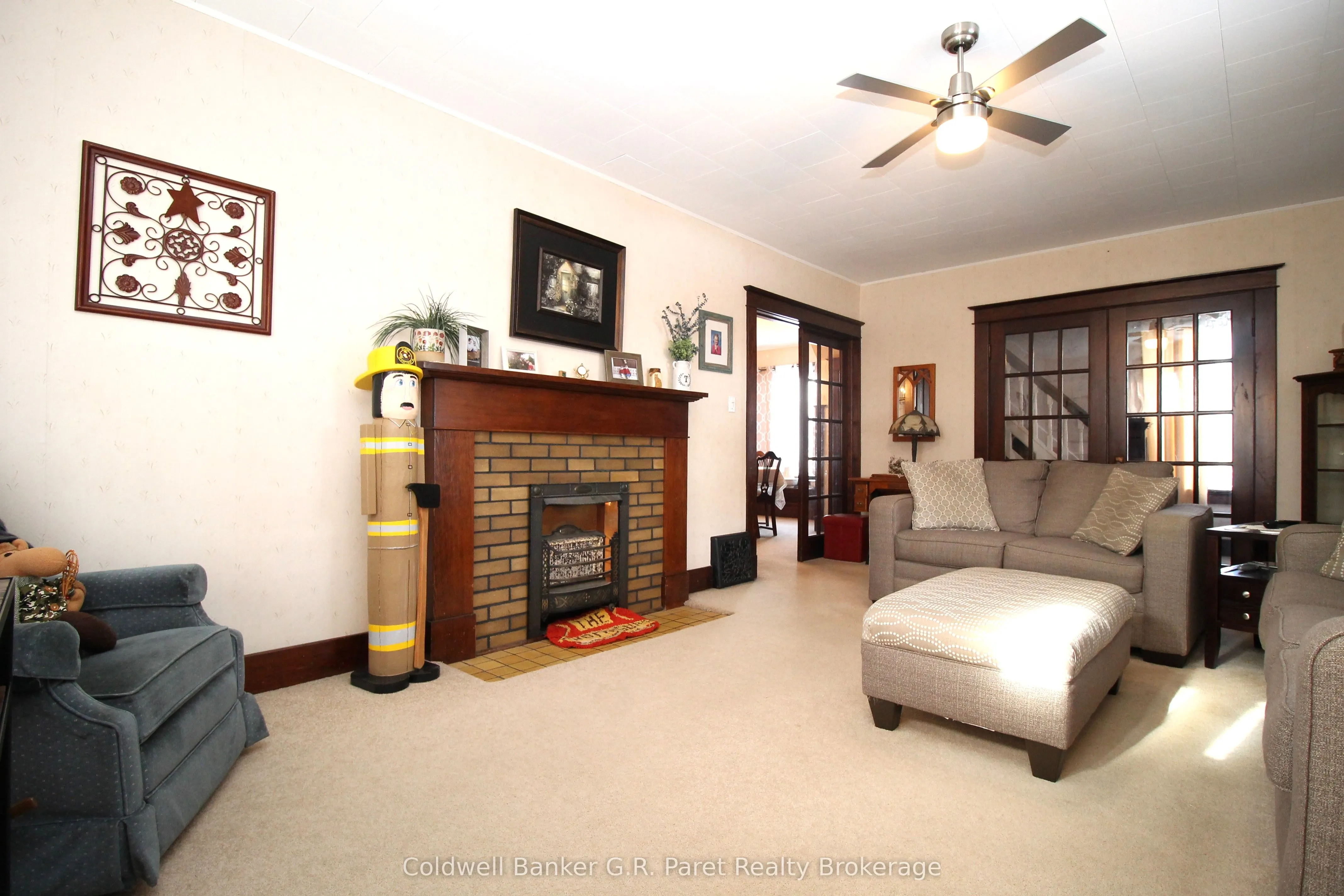 264 John Street S