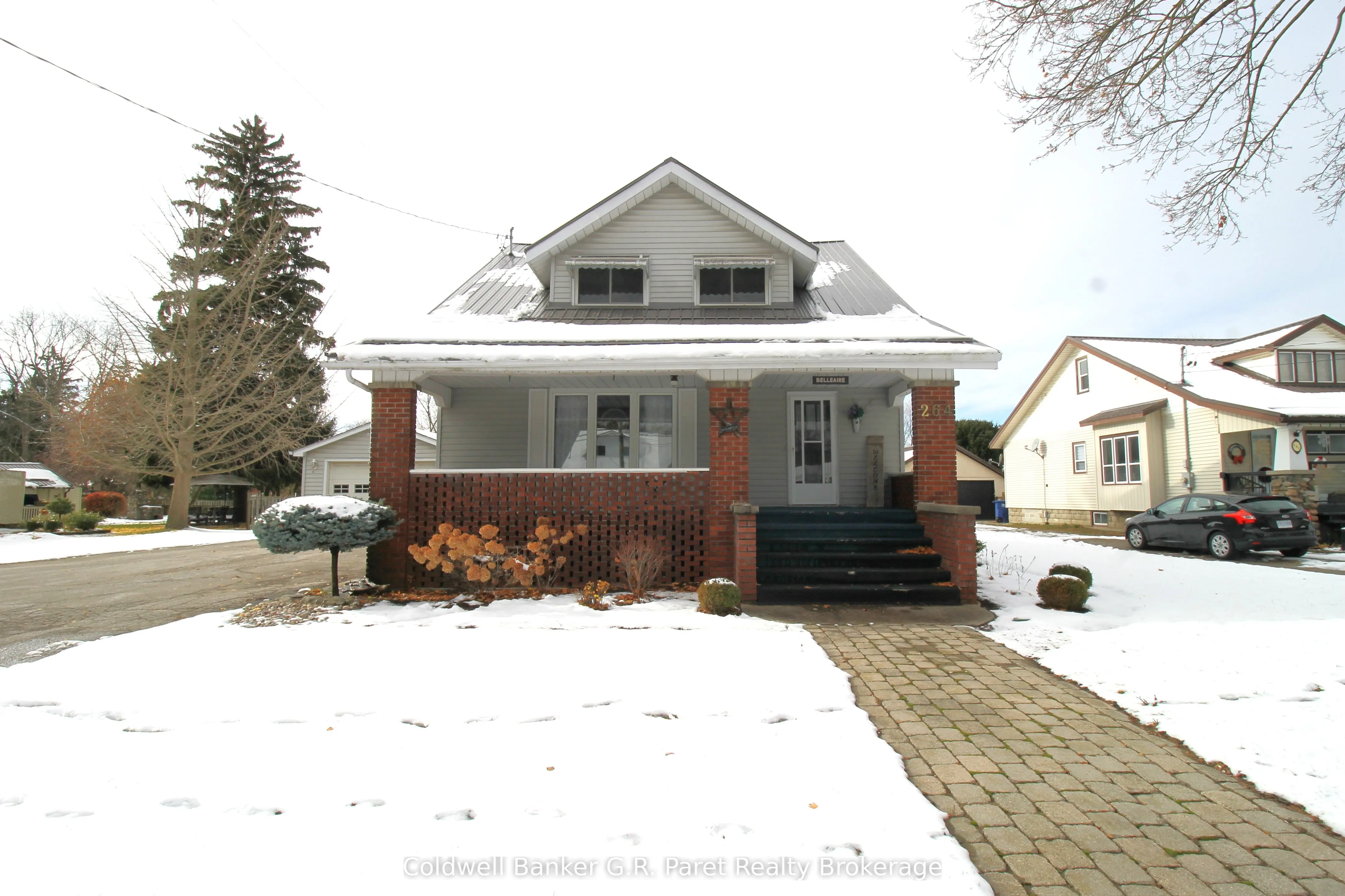 264 John Street S
