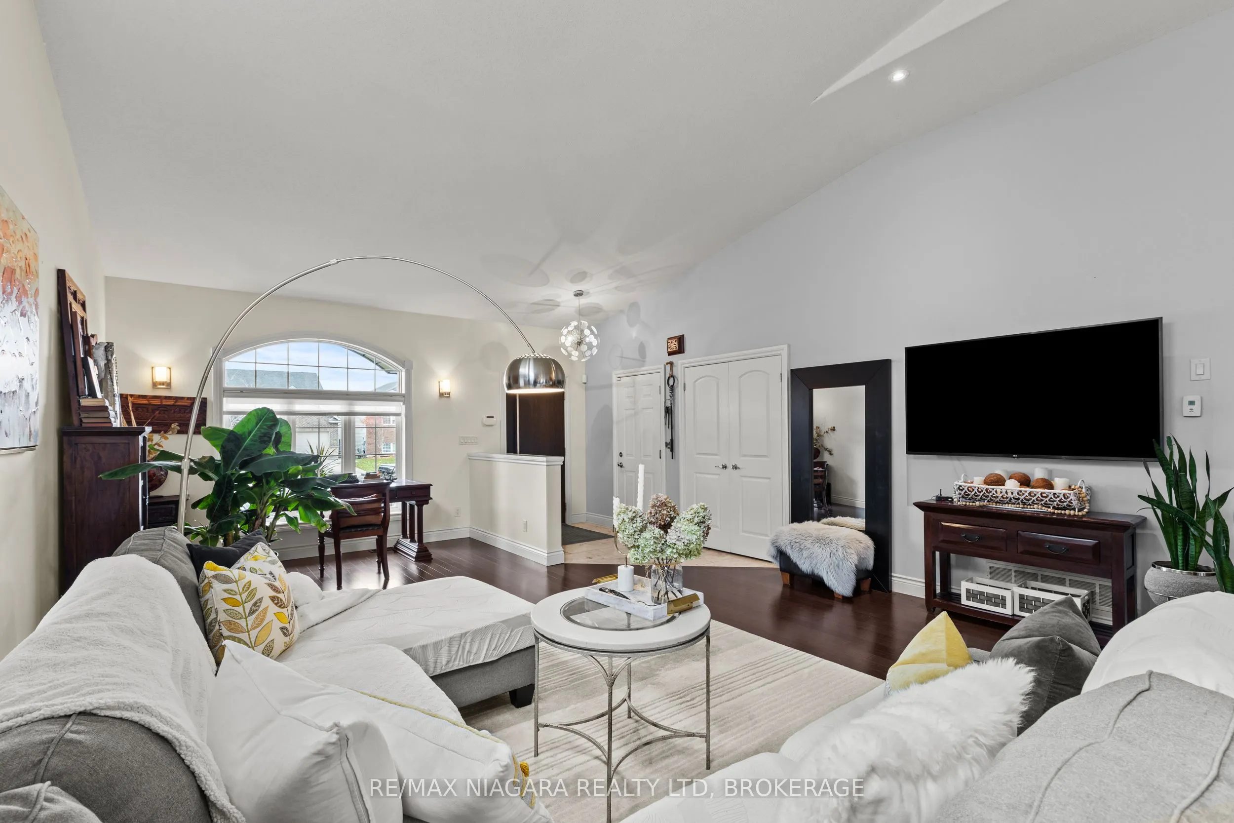 9147 HENDERSHOT Boulevard