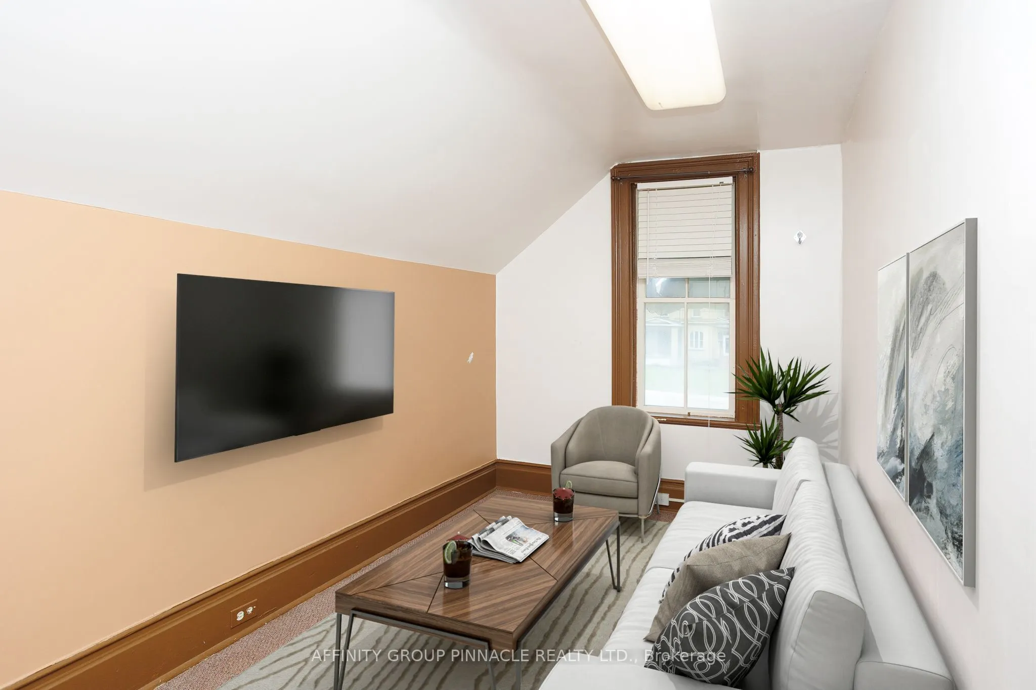 221 Kent Street W