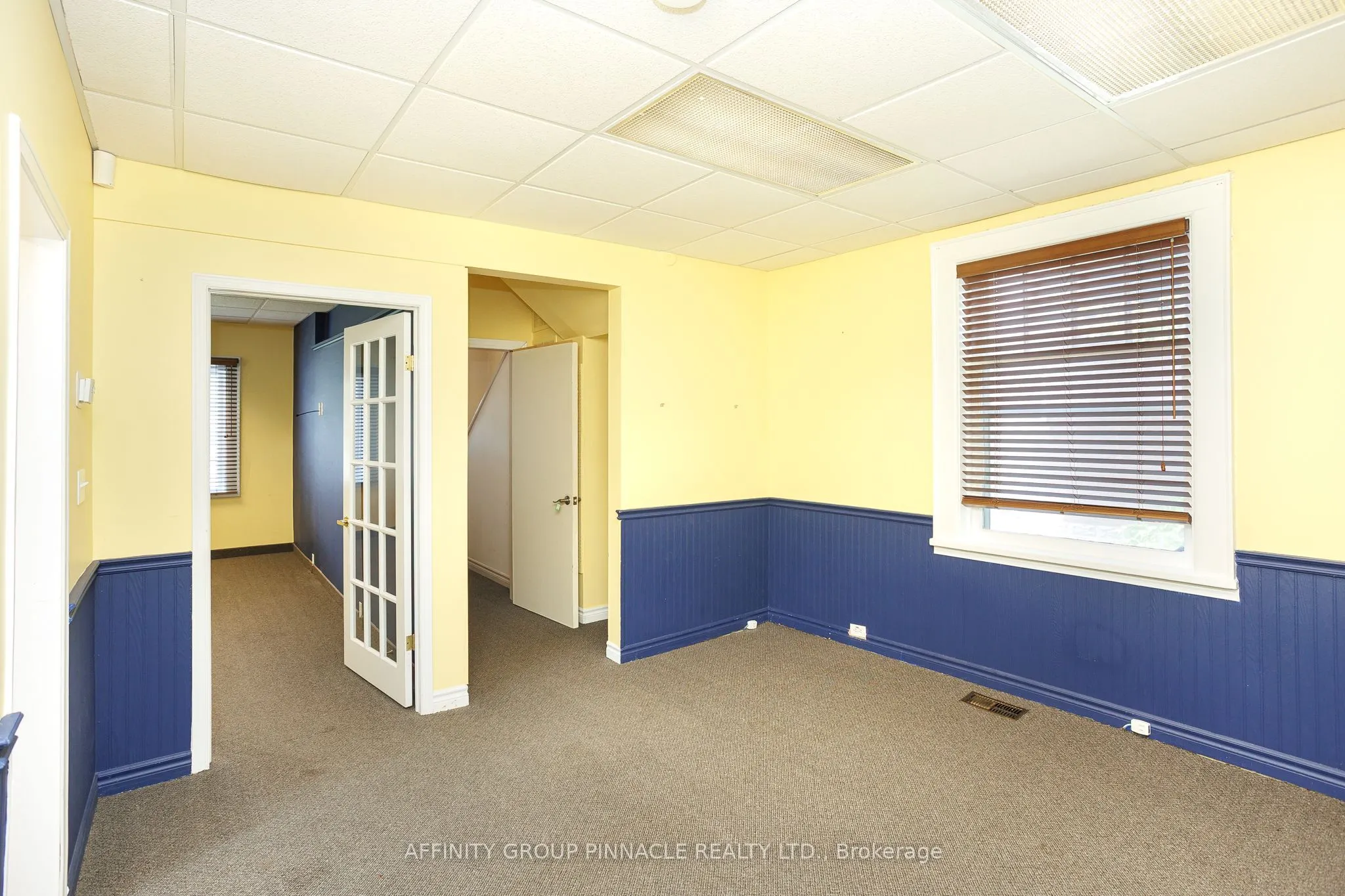 221 Kent Street W
