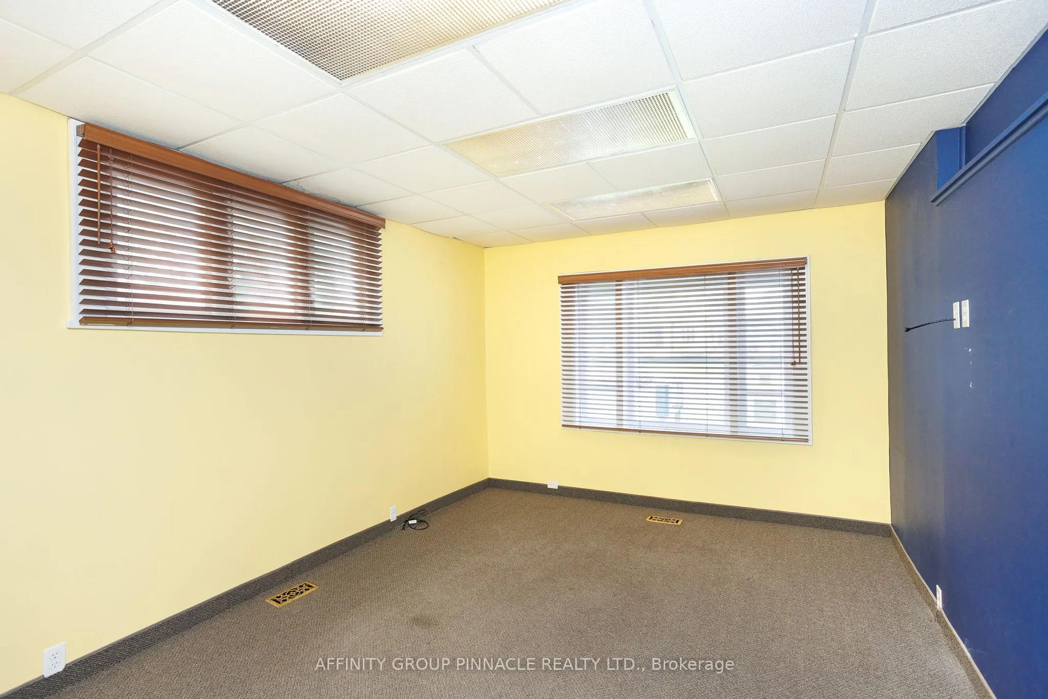 221 Kent Street W