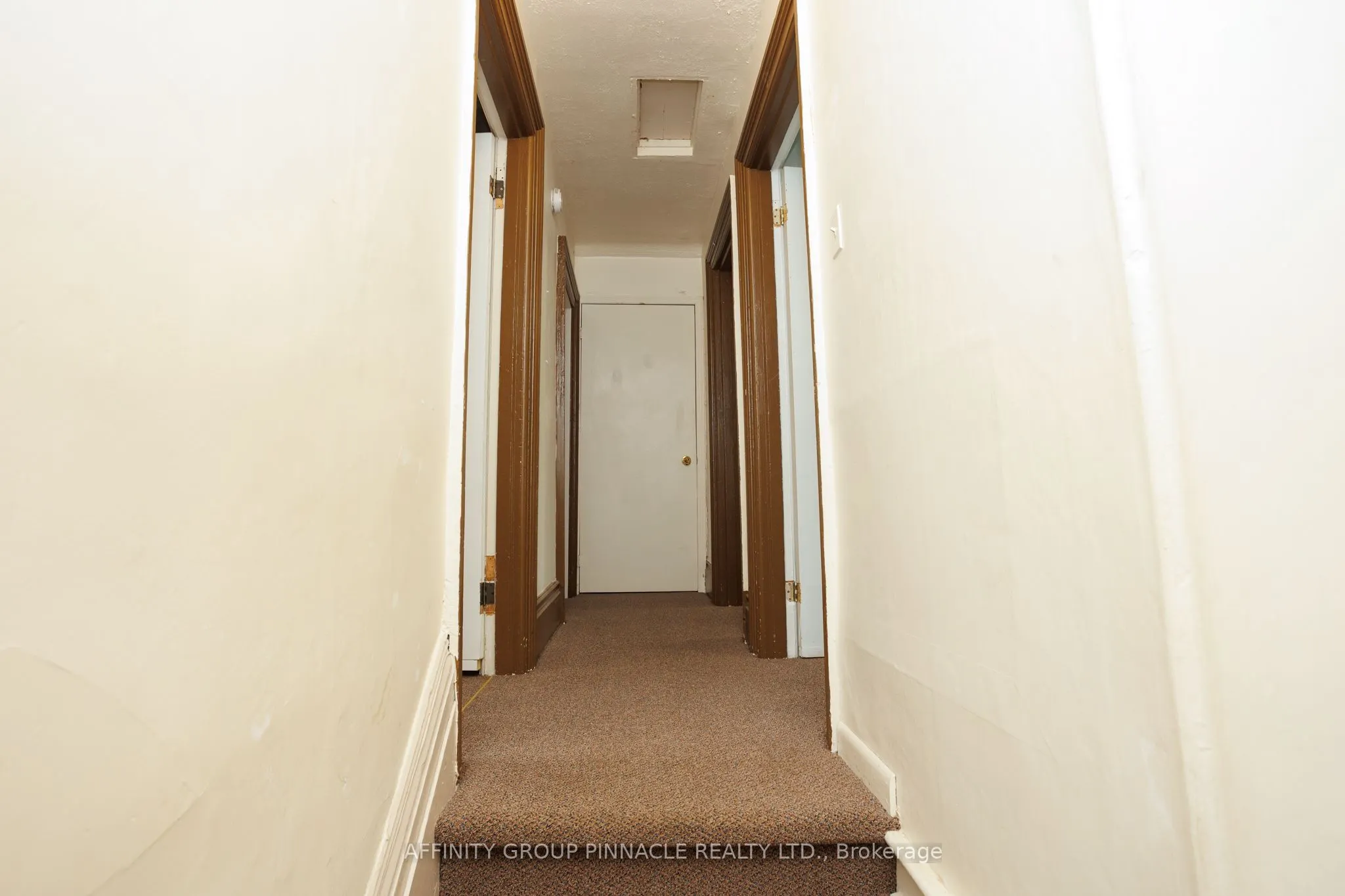 221 Kent Street W