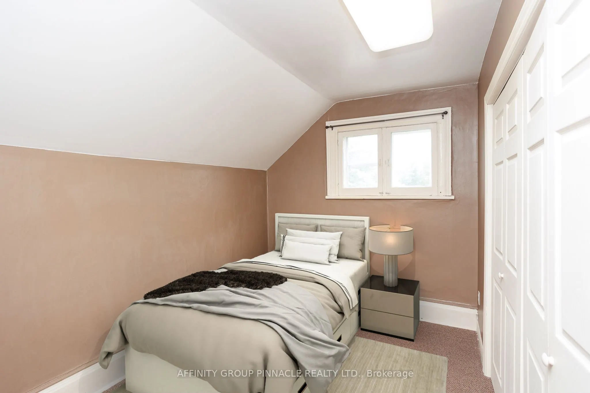 221 Kent Street W