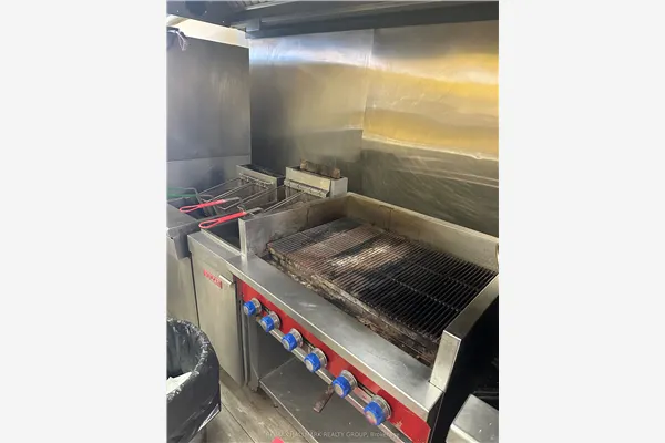 8154 Jeanne-d'Arc Blvd N Boulevard