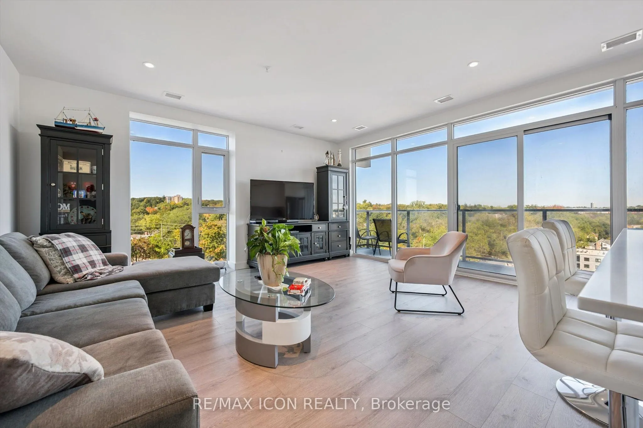 15 Glebe Street #902