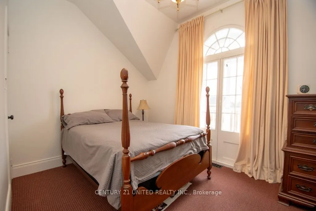 33 Bridge Street S