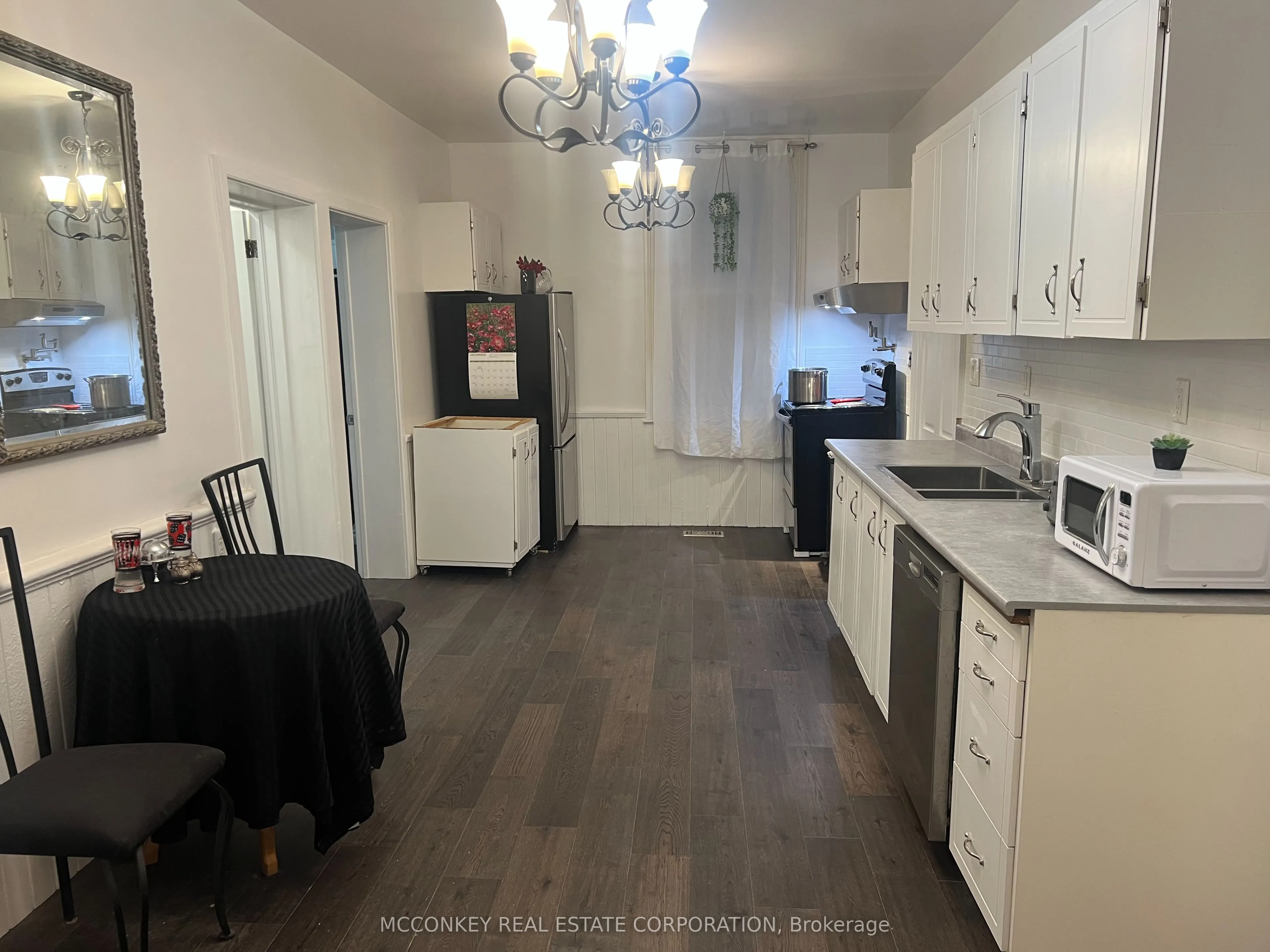 24 KING Street W