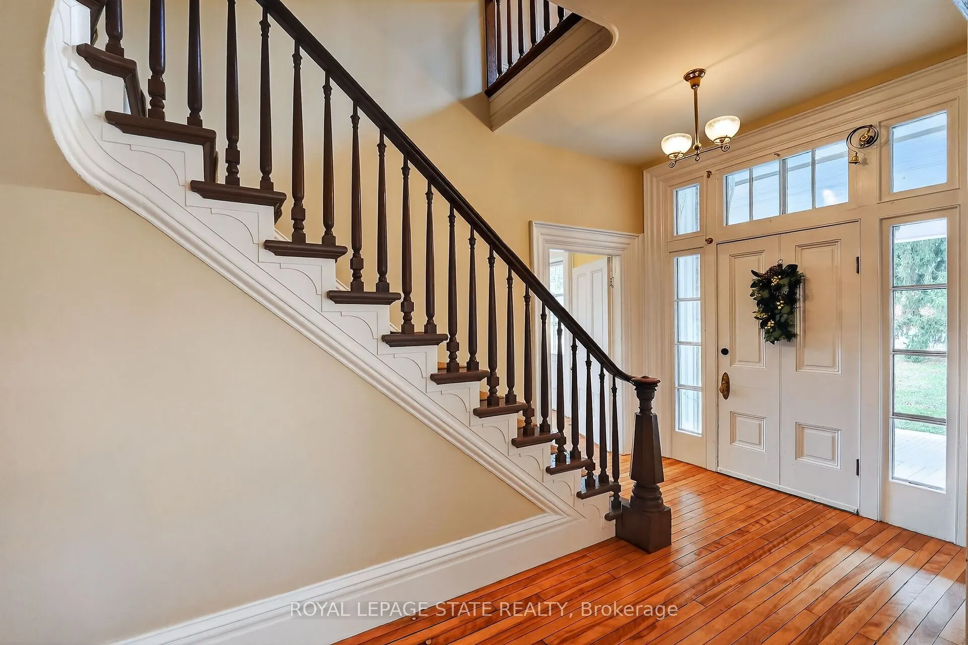 262 Main Street W