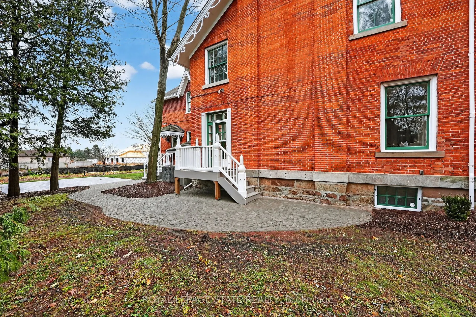 262 Main Street W