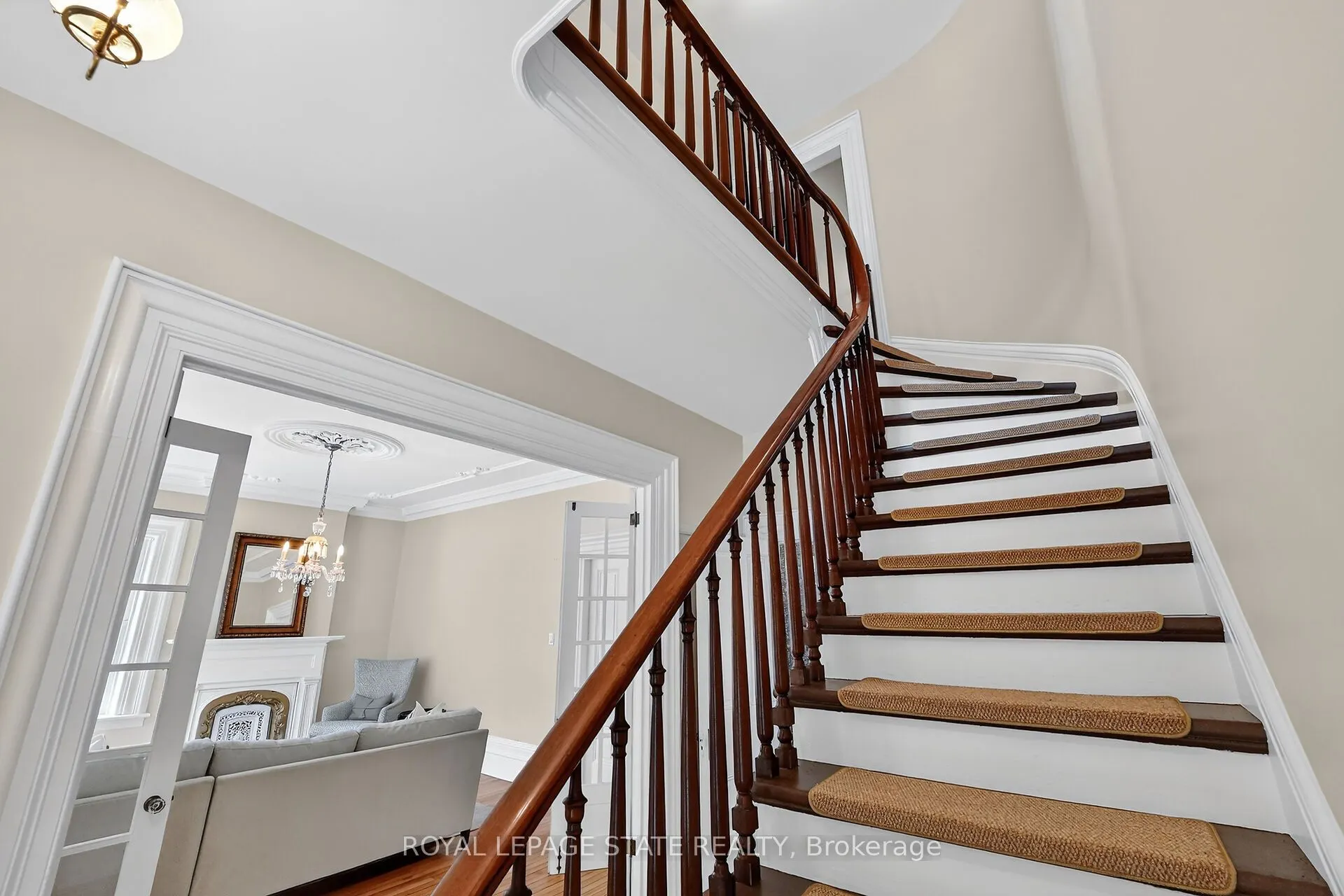 262 Main Street W