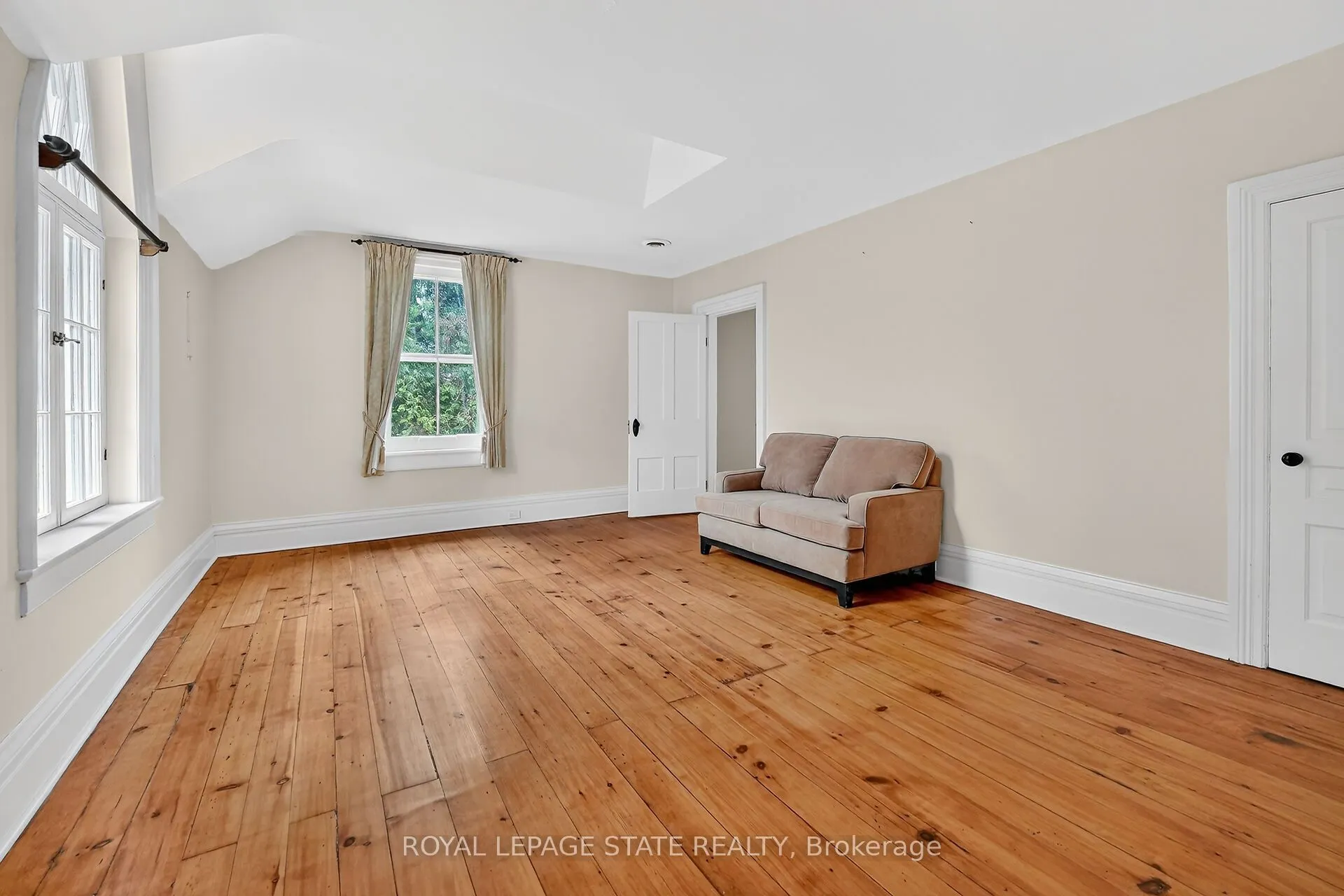 262 Main Street W