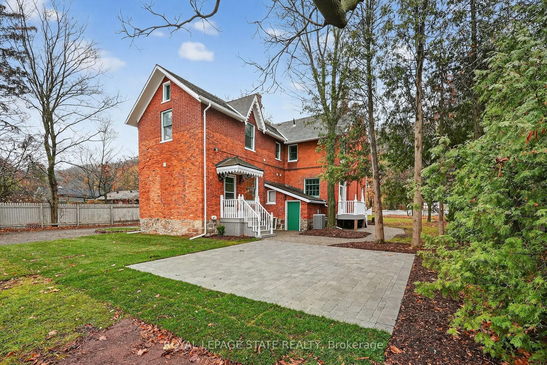 262 Main Street W