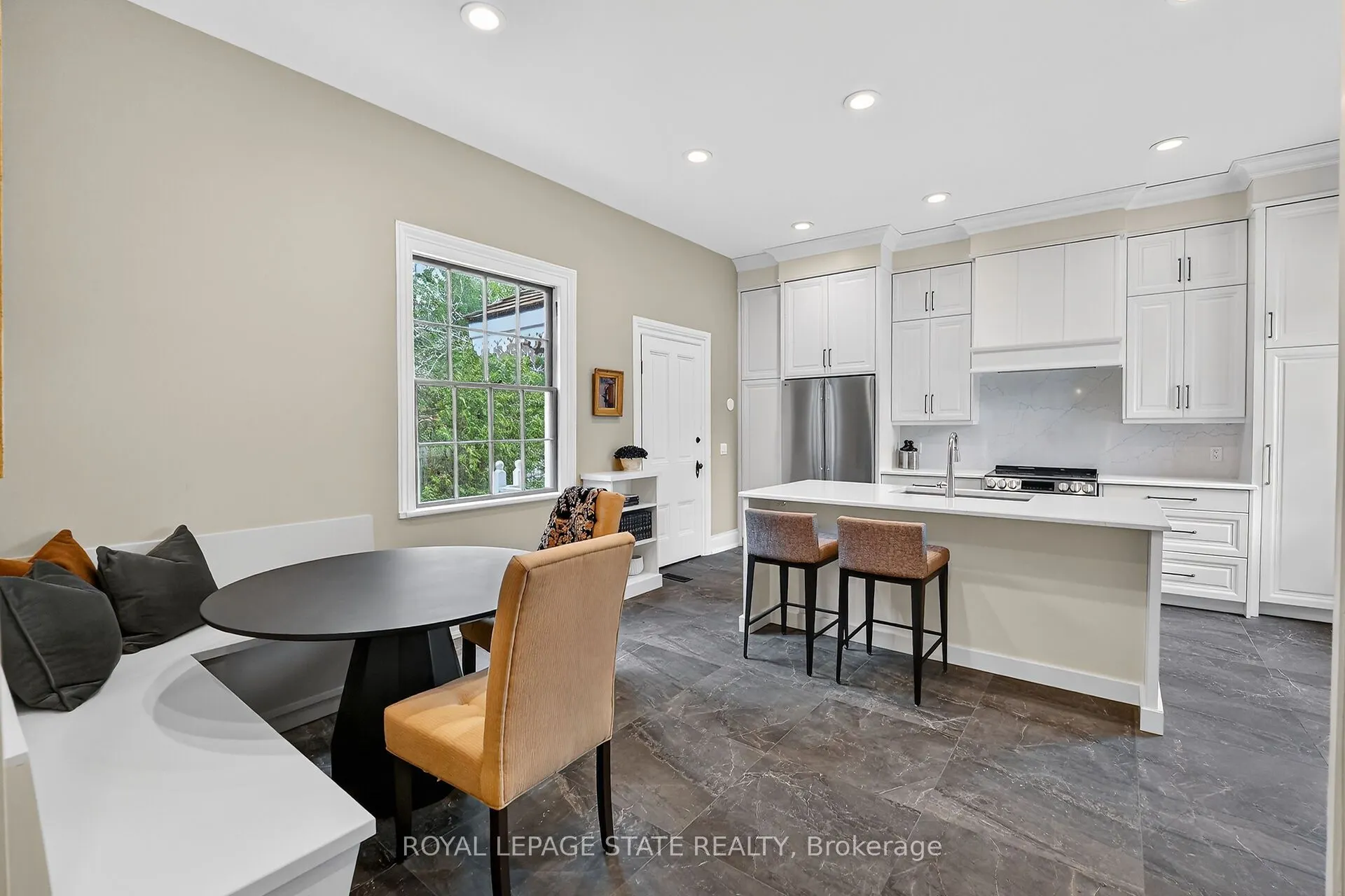 262 Main Street W