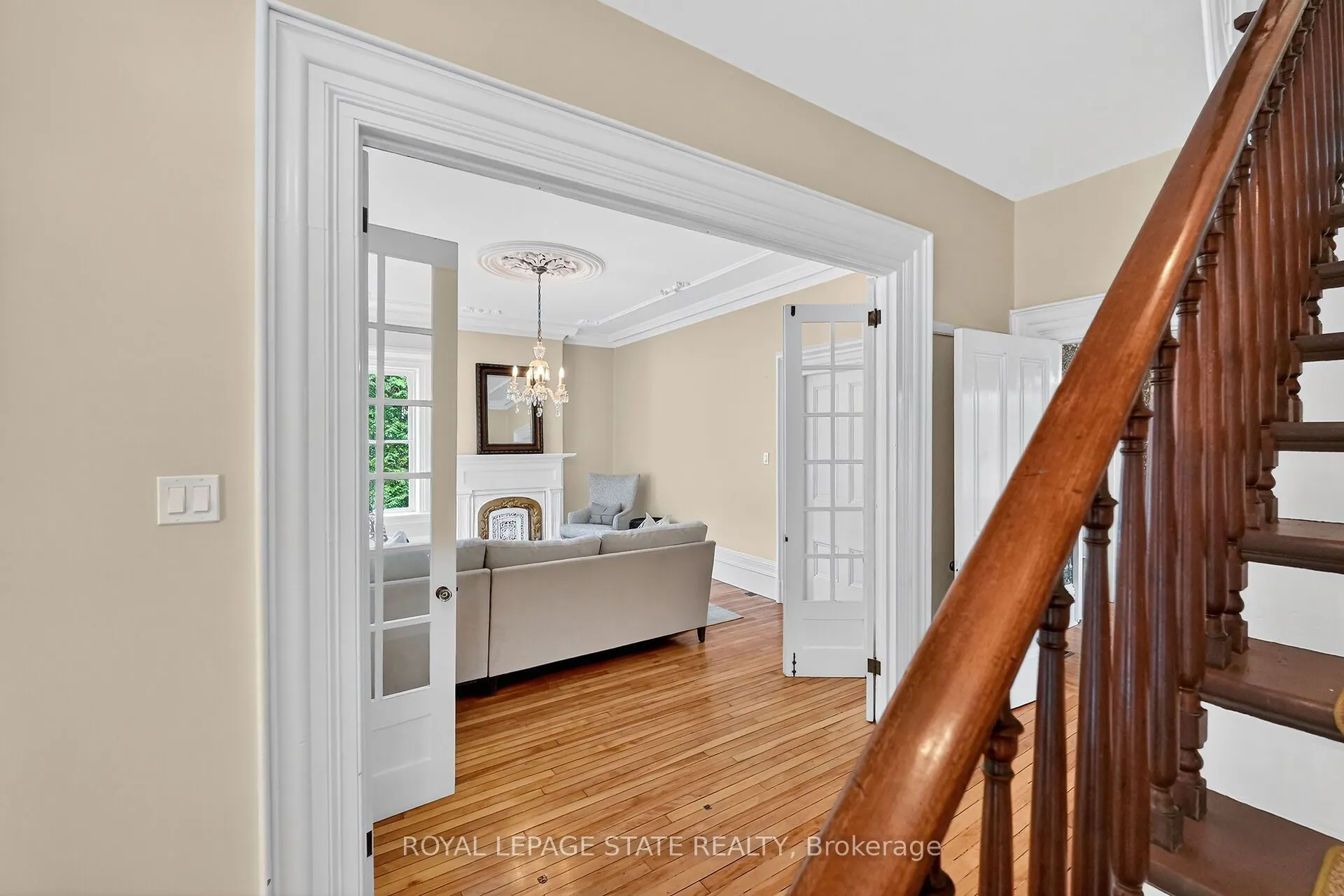 262 Main Street W