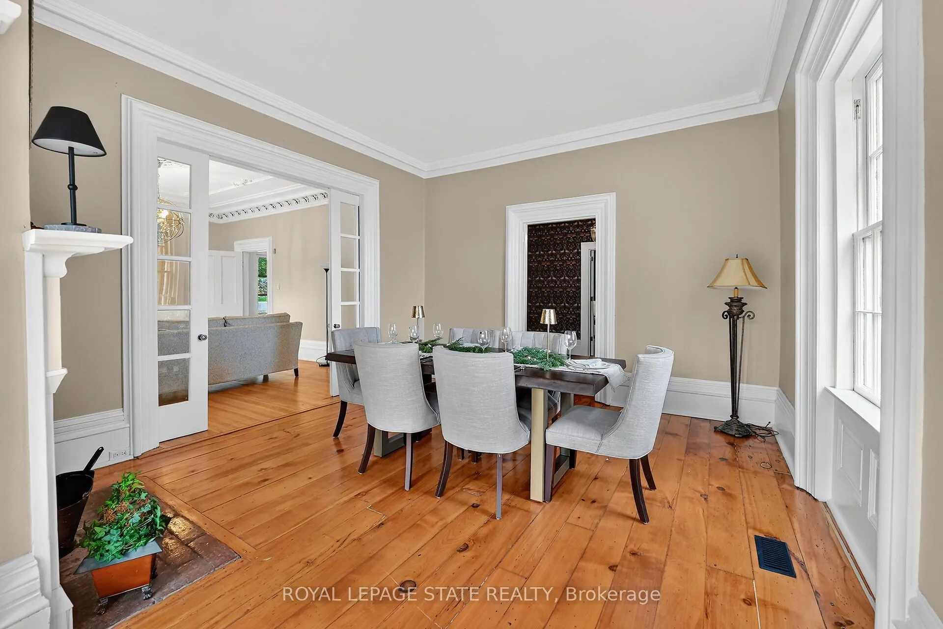 262 Main Street W