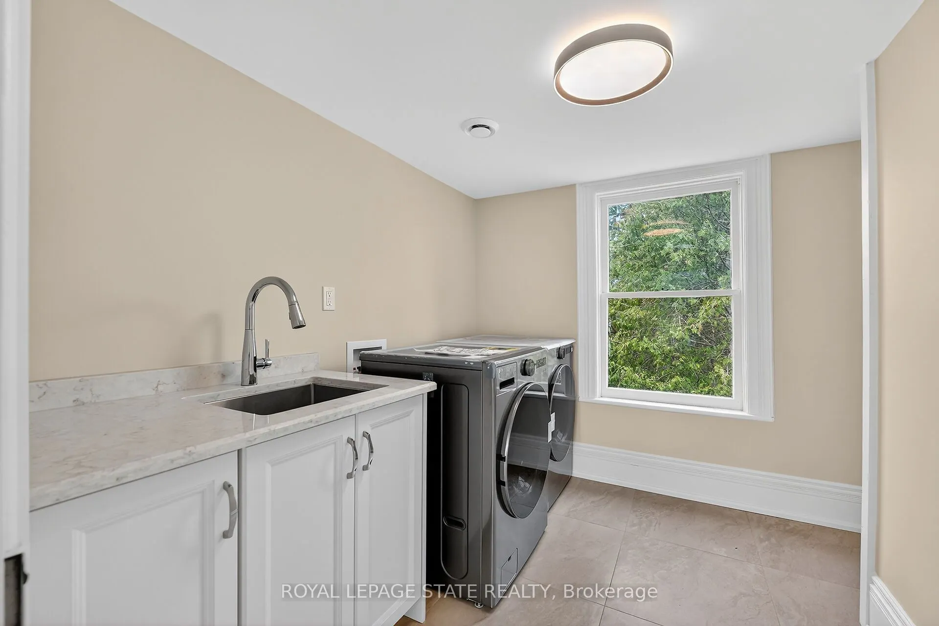 262 Main Street W