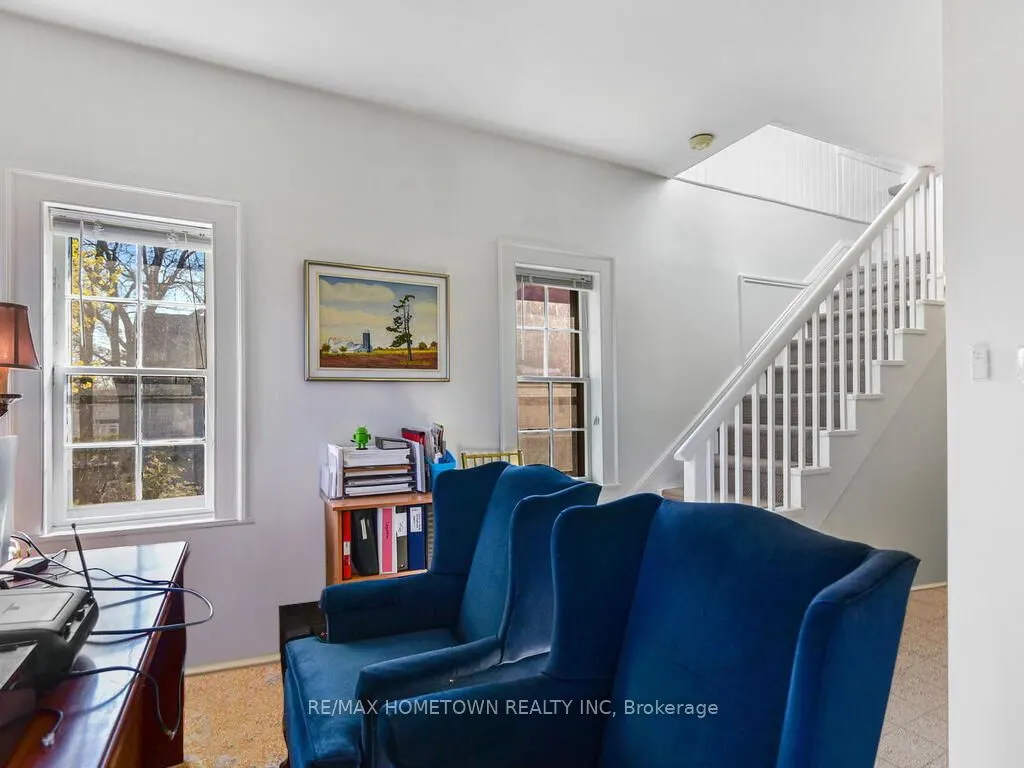 157 DIBBLE Street W