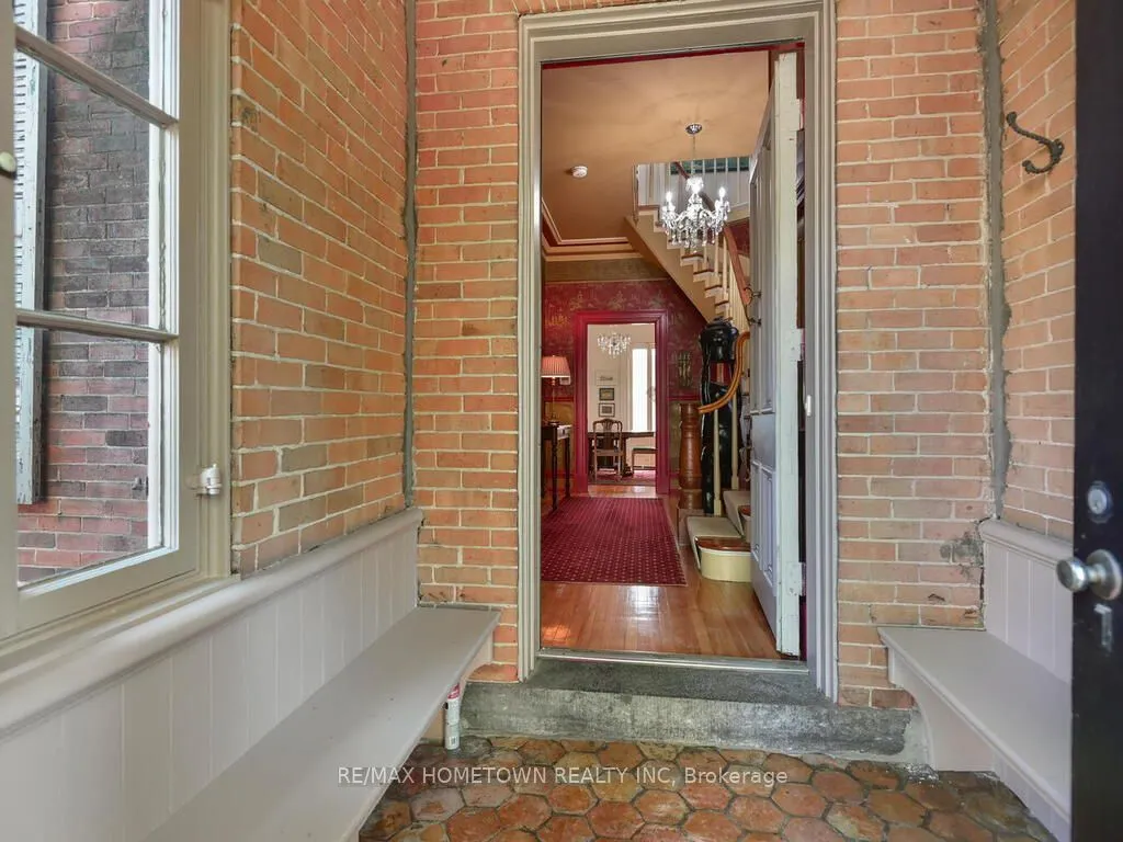 157 DIBBLE Street W