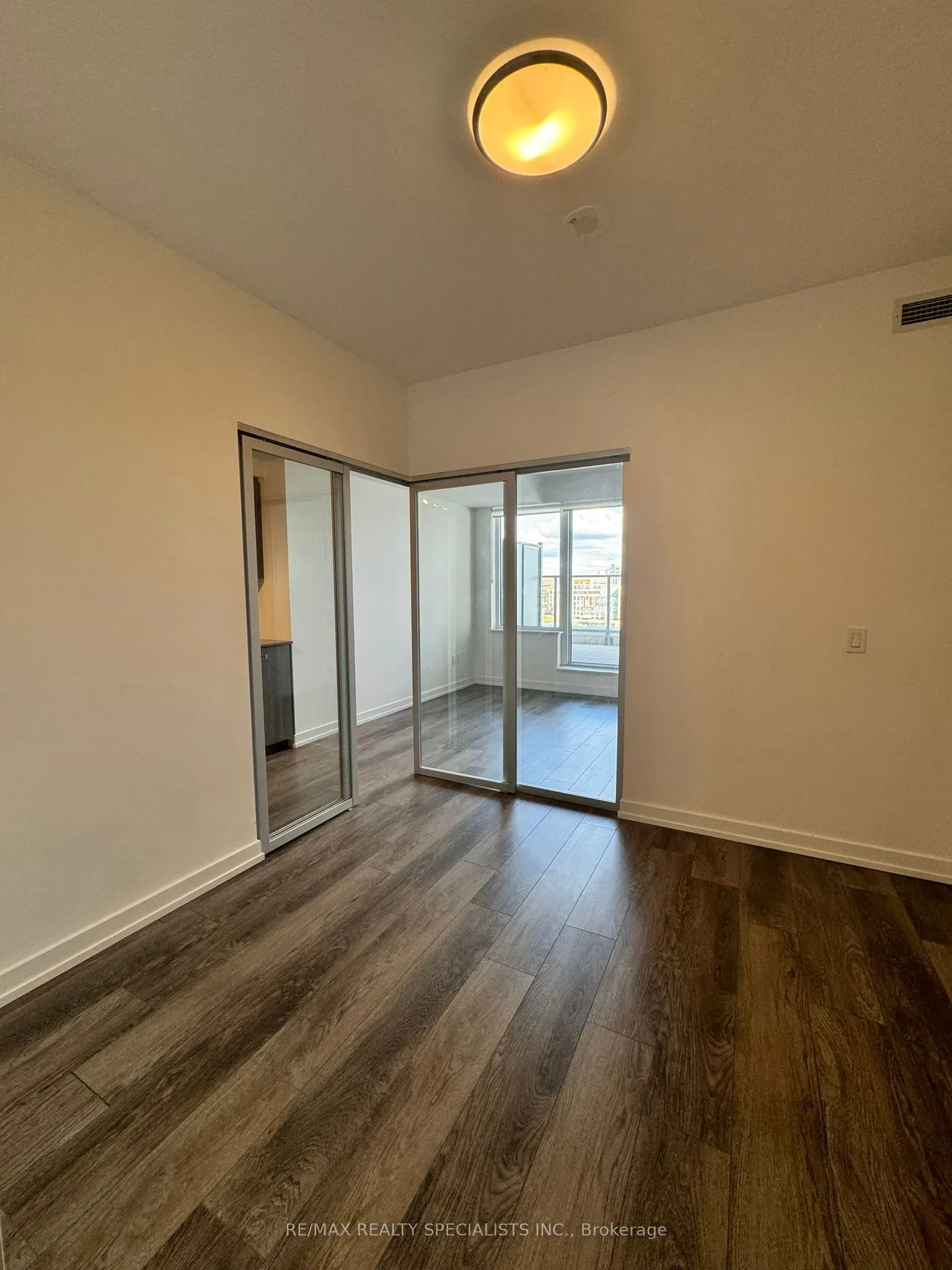 15 Wellington Street #405