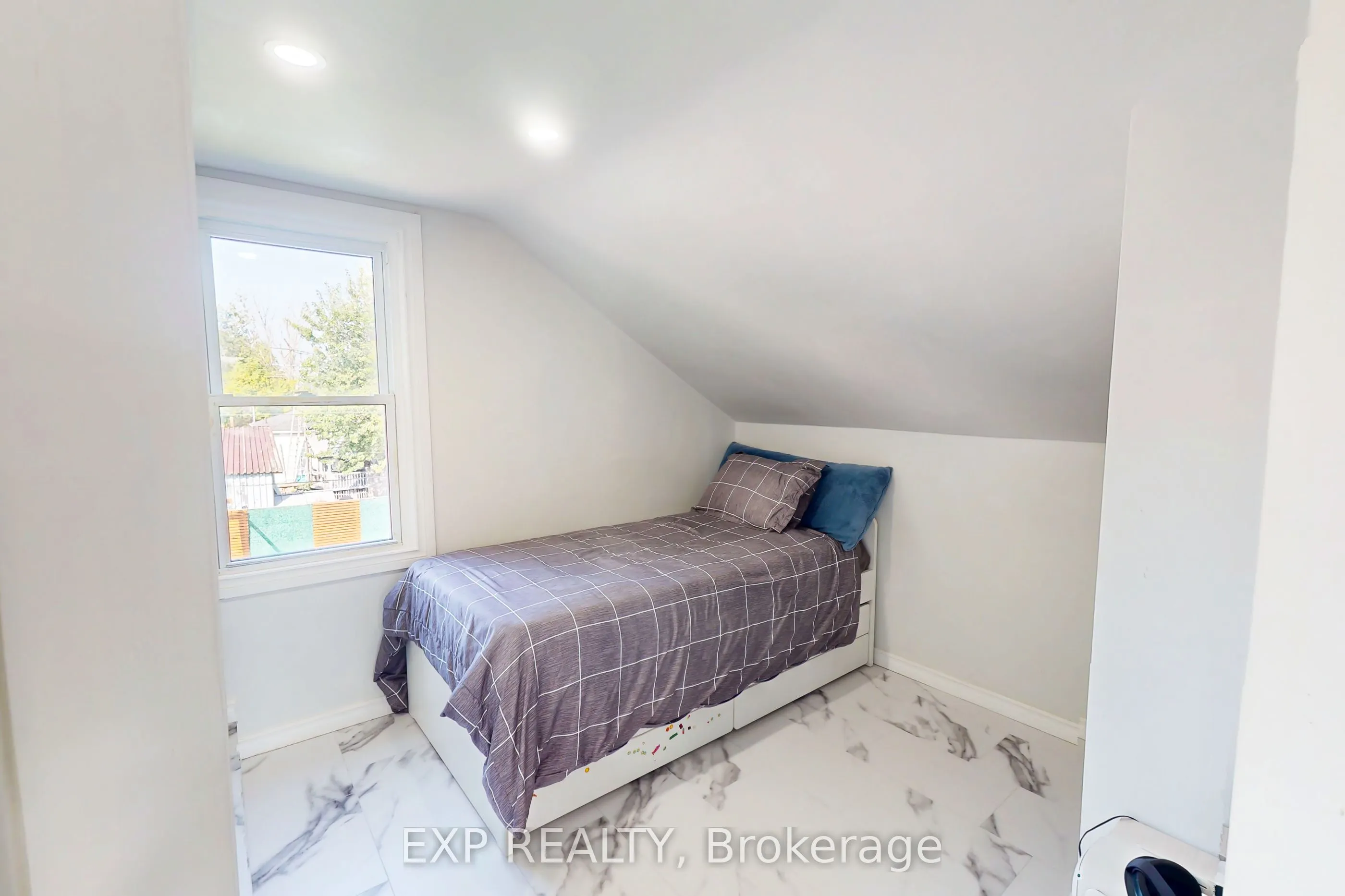 249 Wallace Avenue S