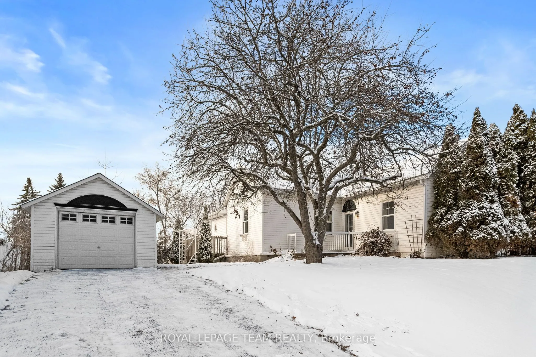 5584 Manotick Main Street
