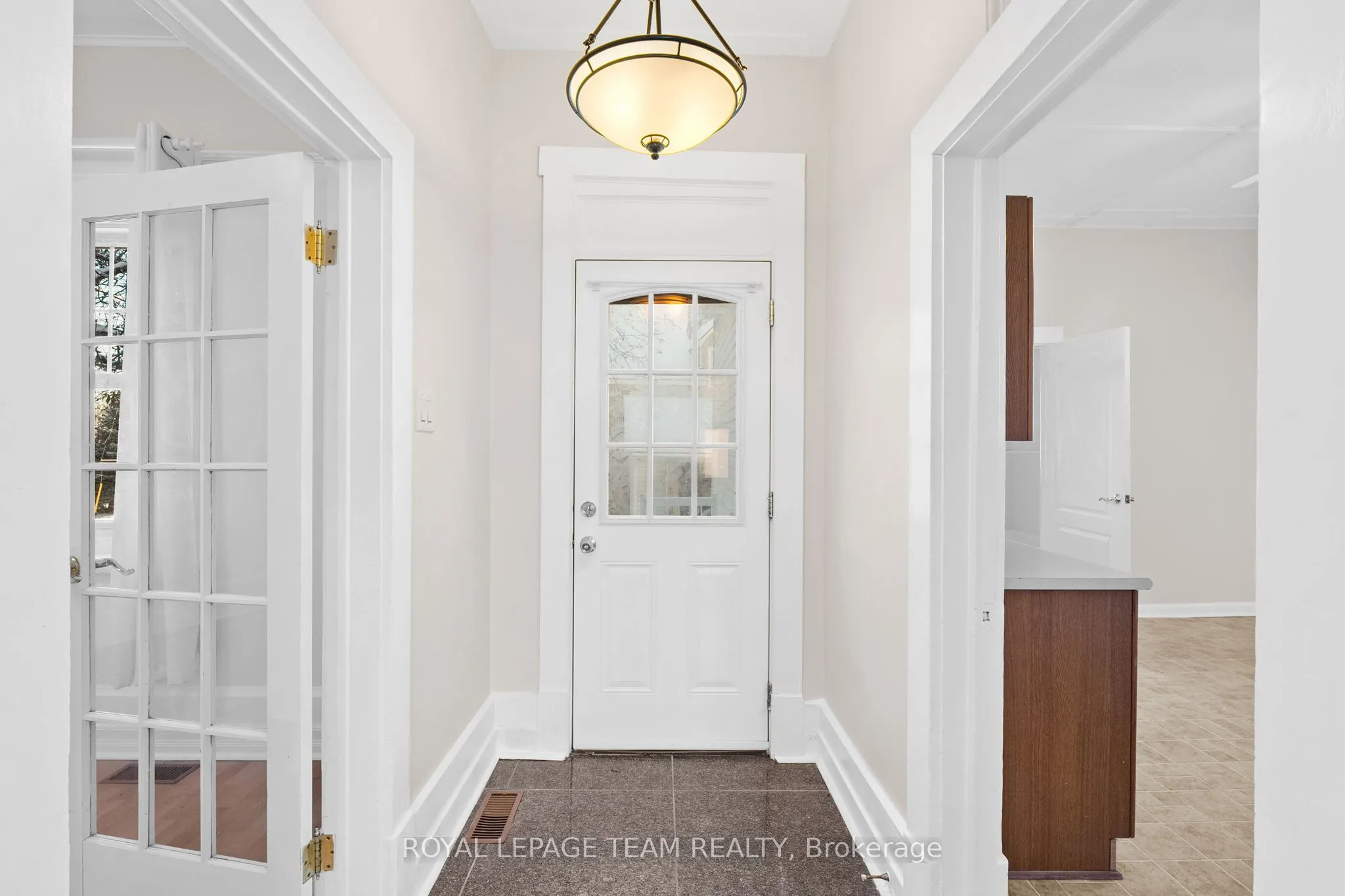 5584 Manotick Main Street