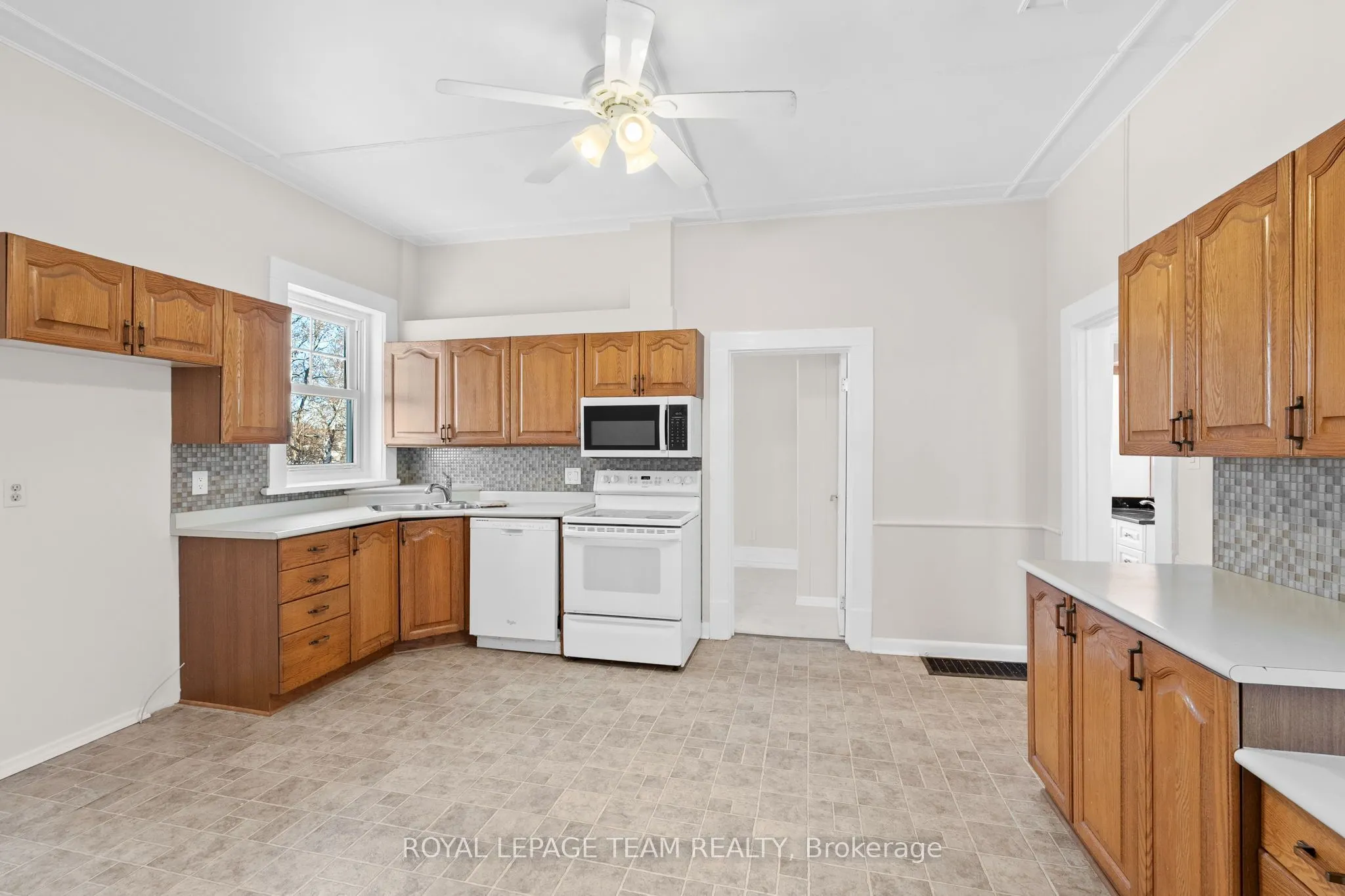5584 Manotick Main Street