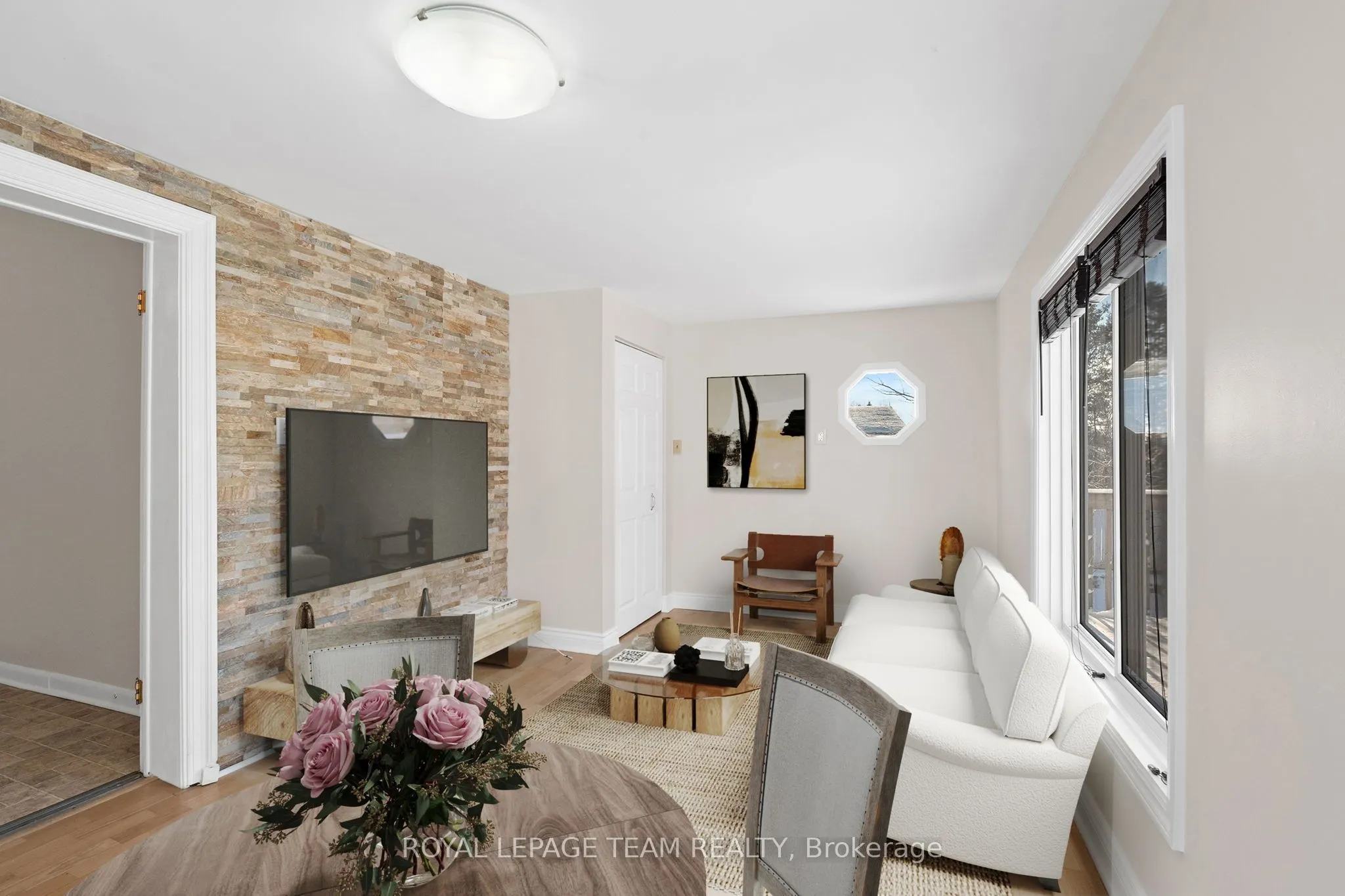5584 Manotick Main Street
