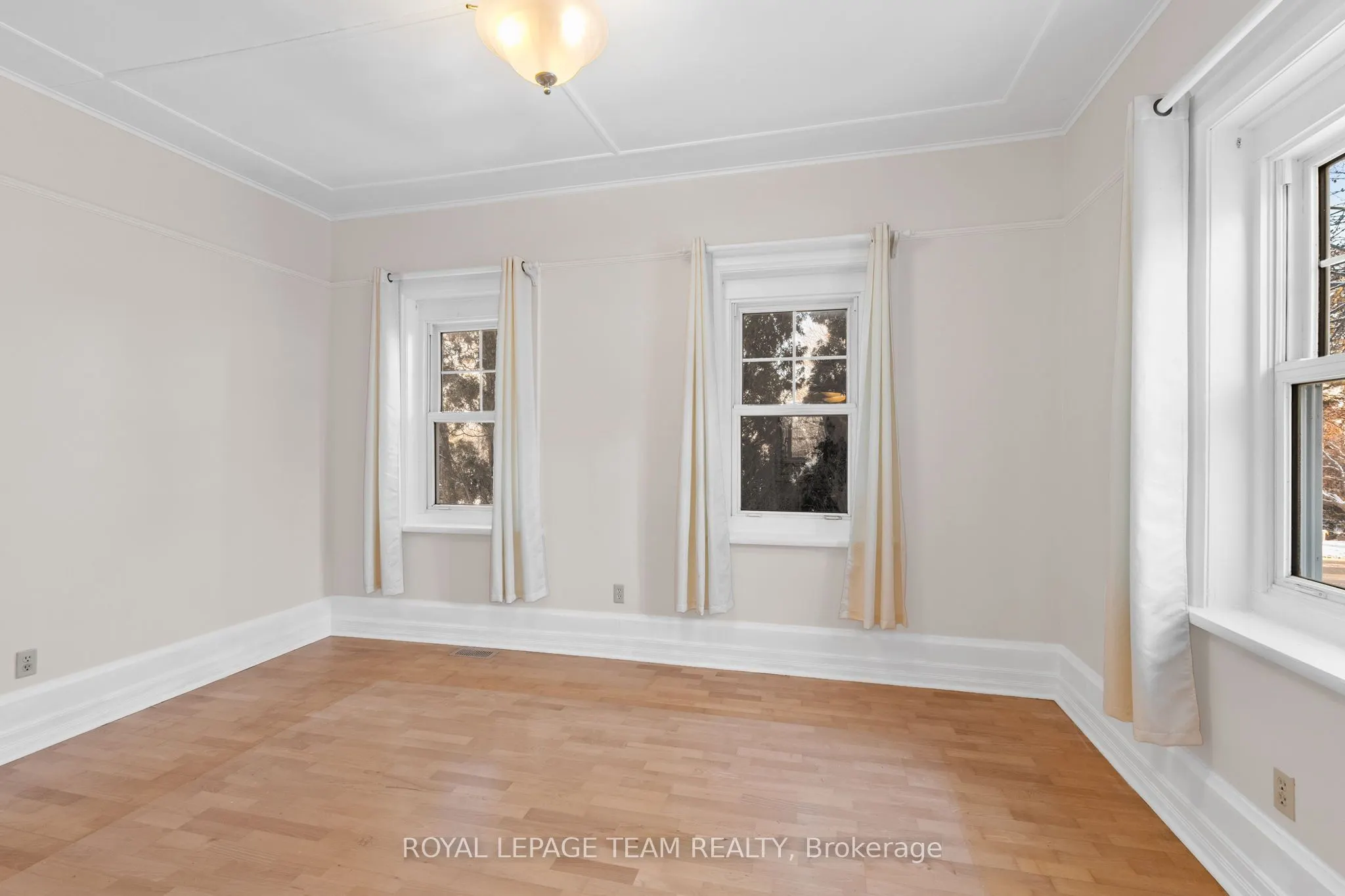 5584 Manotick Main Street