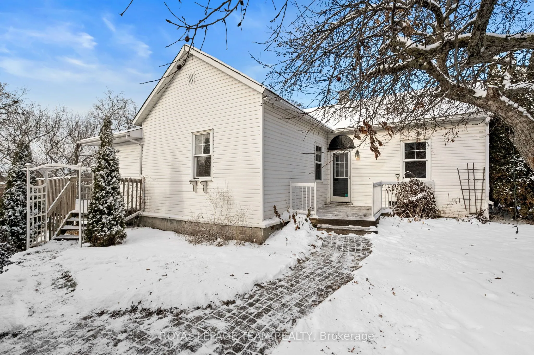 5584 Manotick Main Street