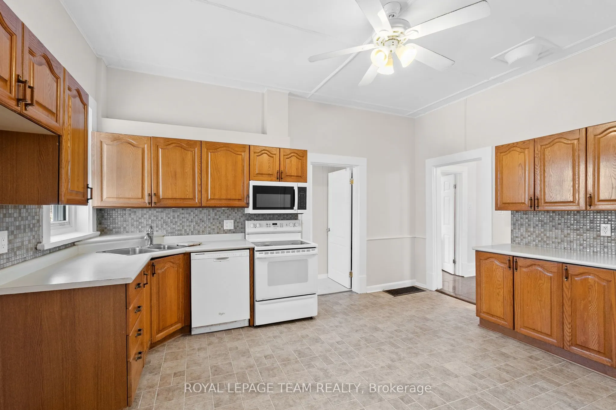 5584 Manotick Main Street
