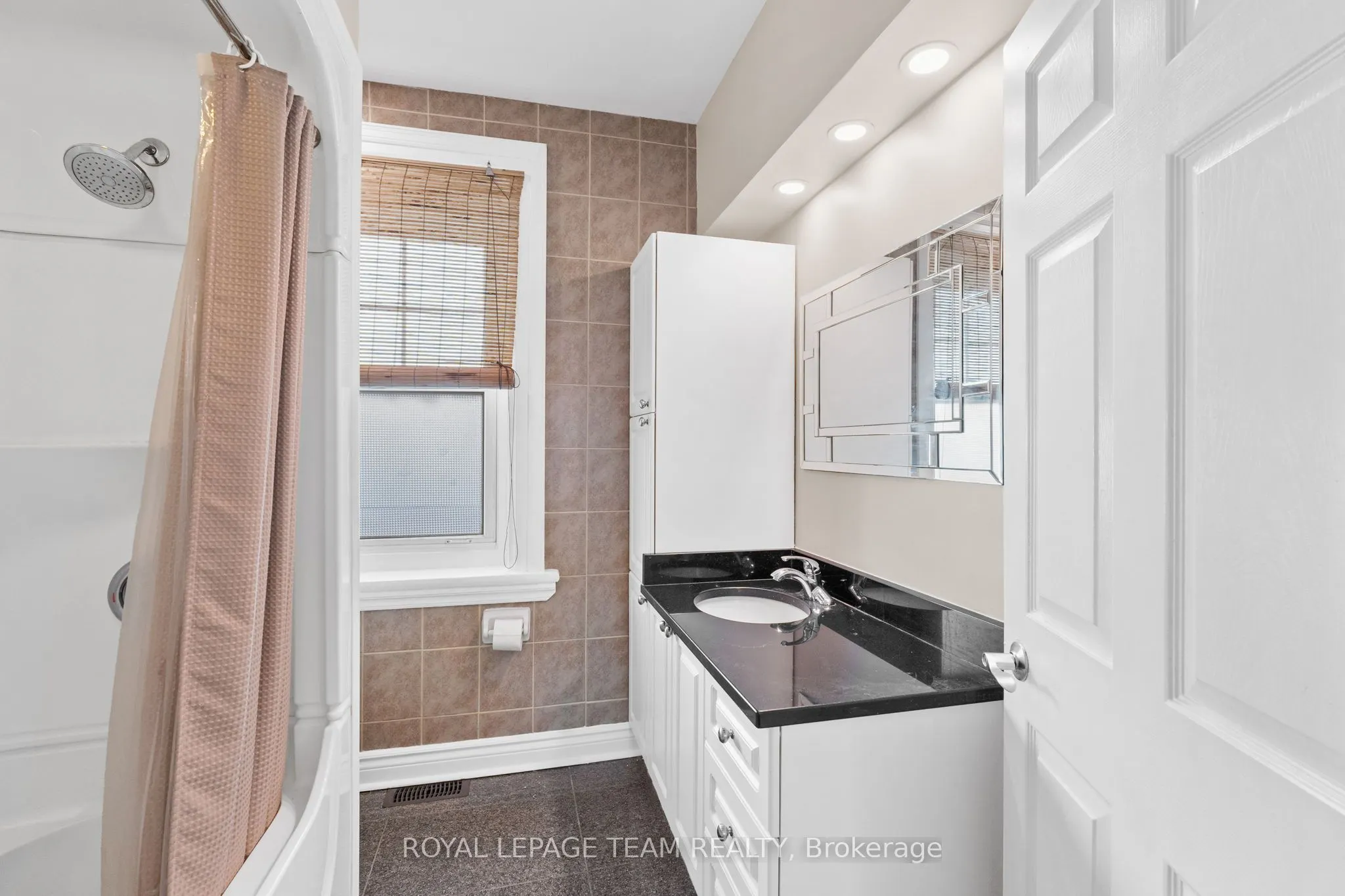 5584 Manotick Main Street