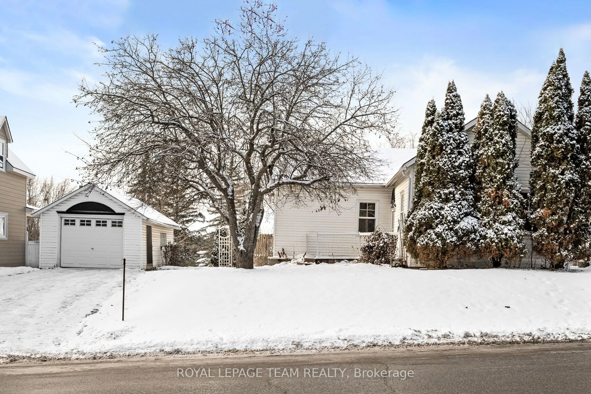 5584 Manotick Main Street