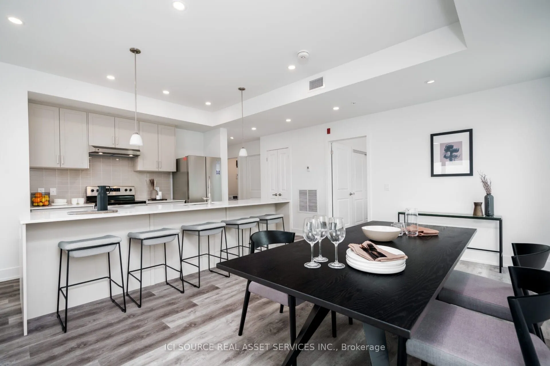 19B West Street N #208