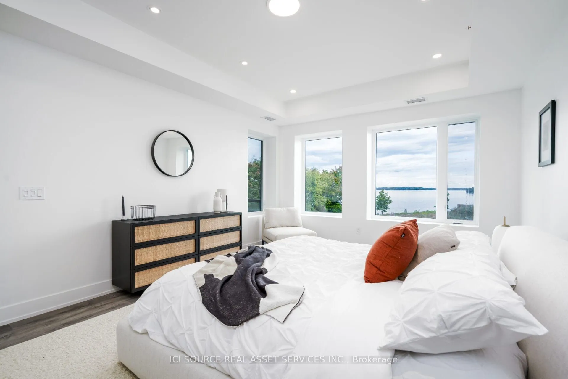 19B West Street N #208