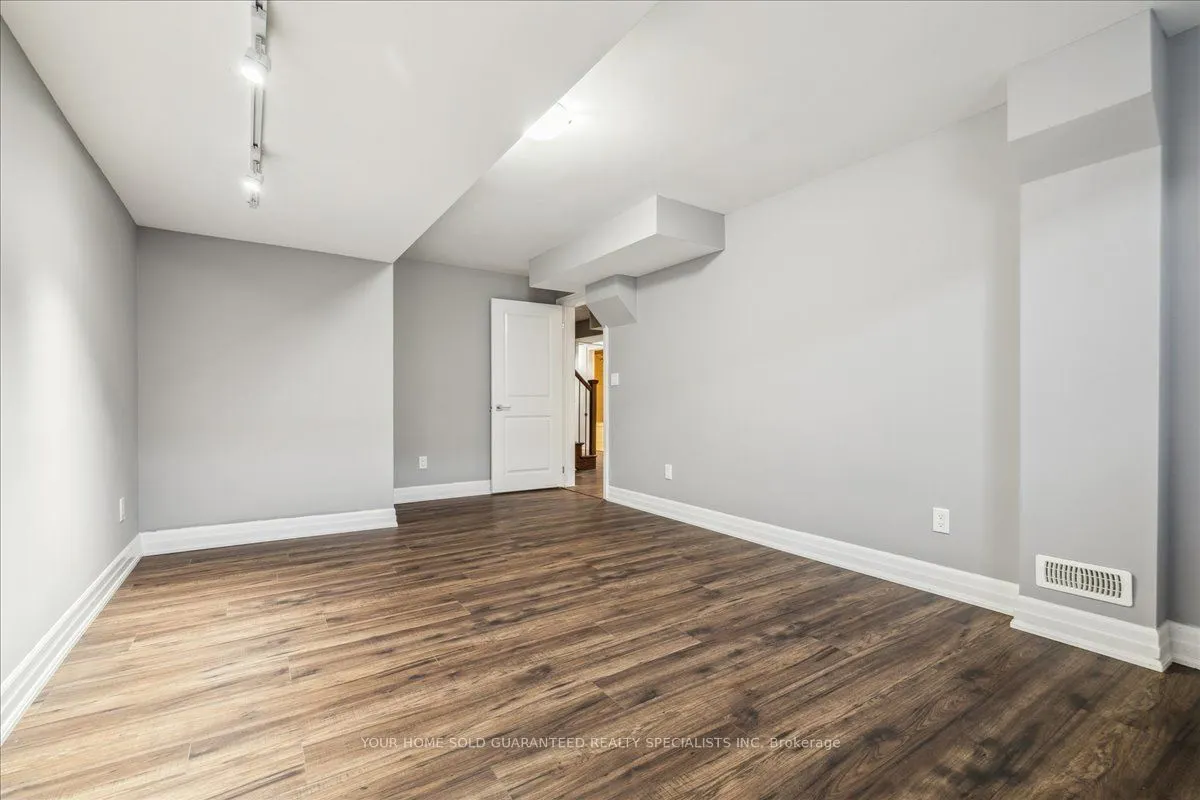 1 Dorchester Boulevard S
