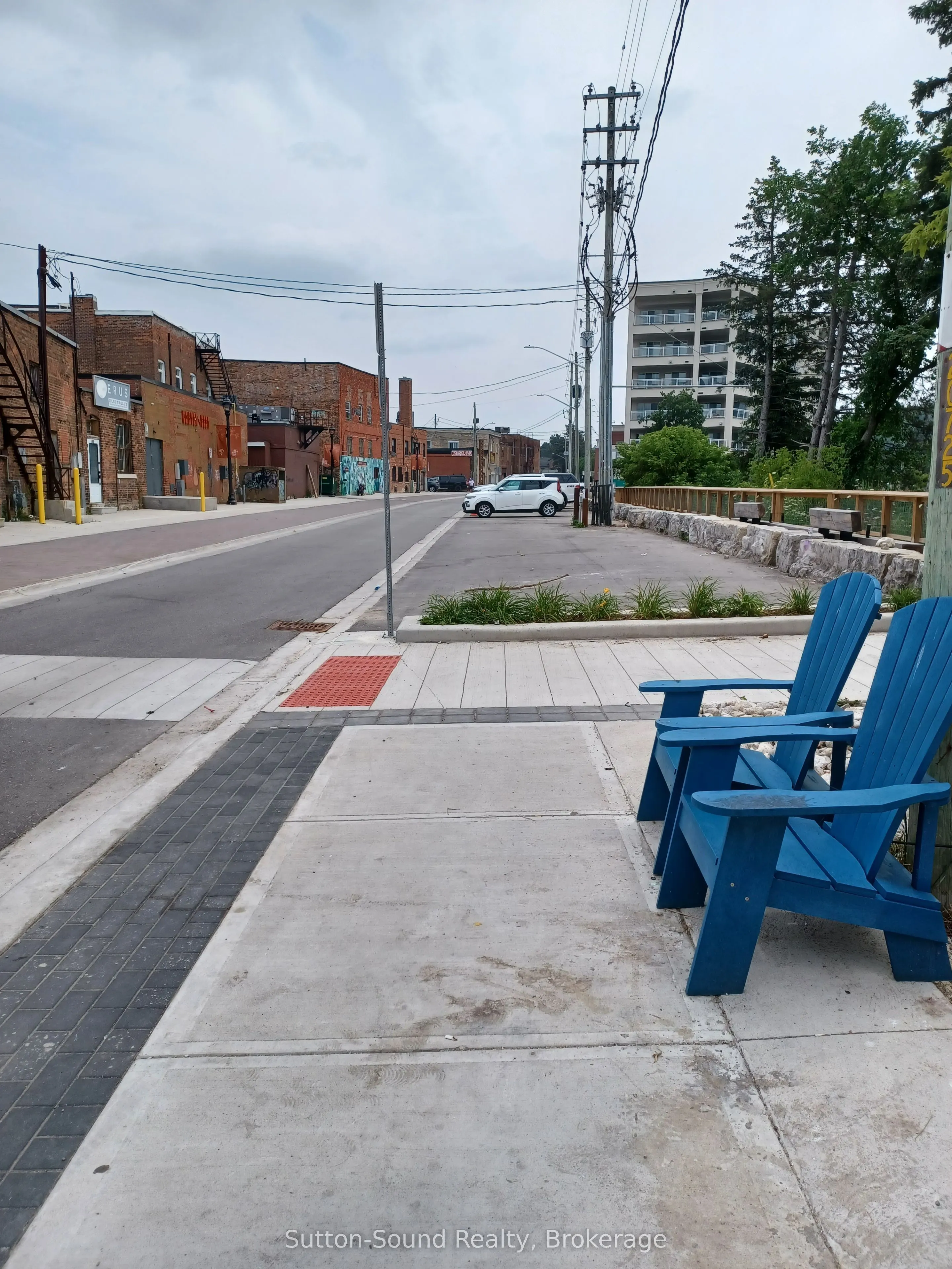 x 1st Avenue E