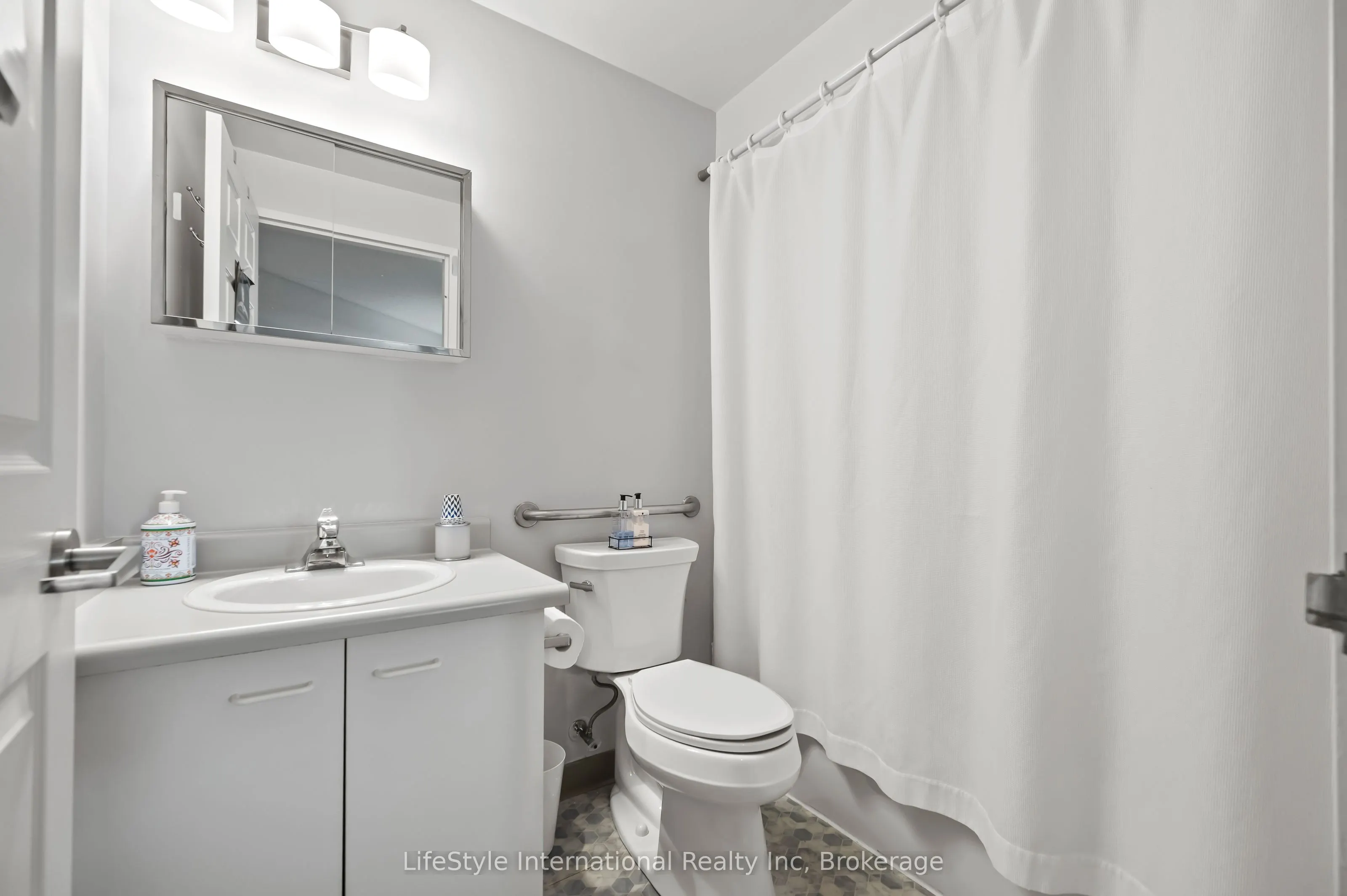 208 Silvercreek Parkway N #205