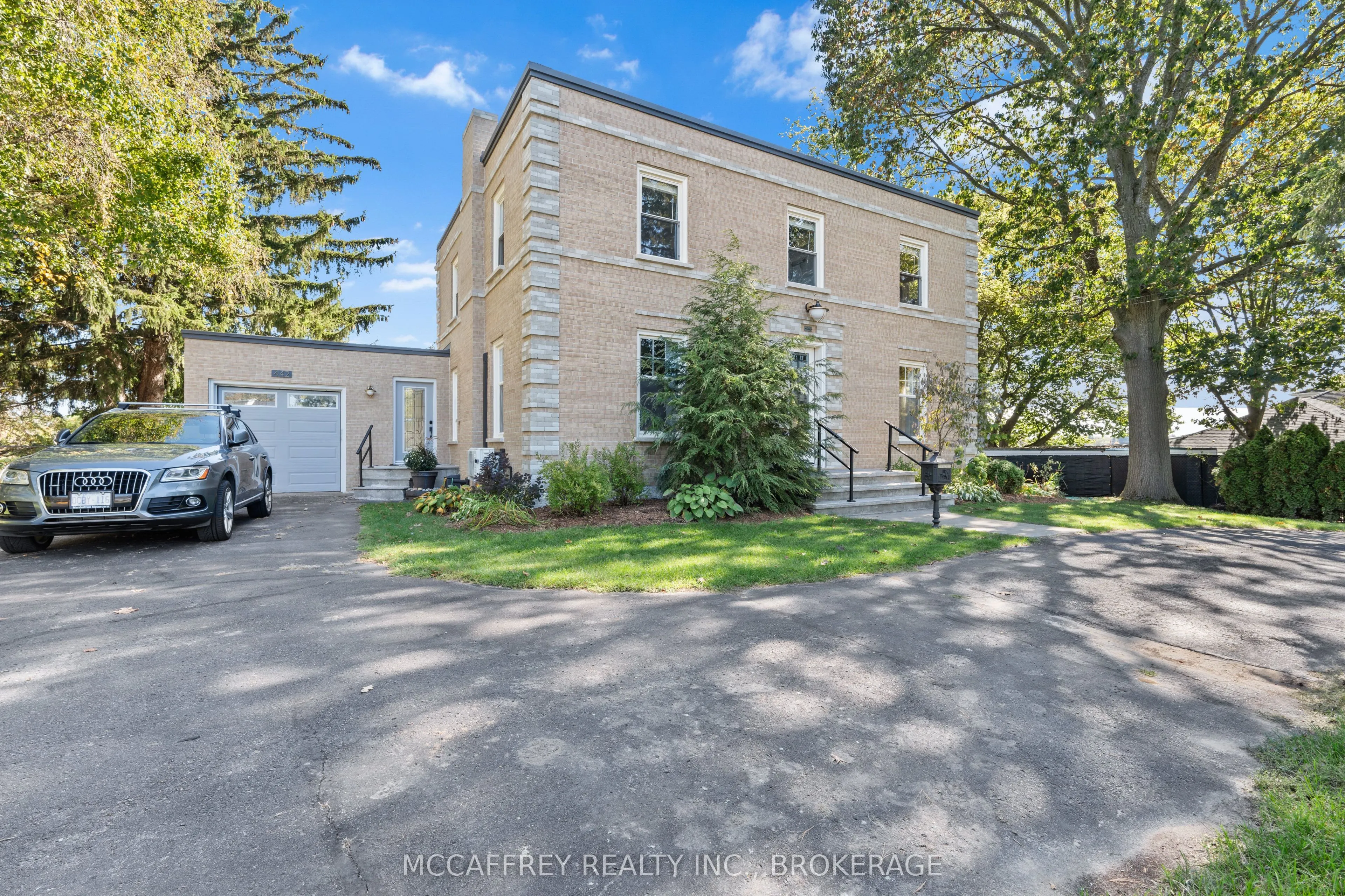 442 DUNDAS Street W