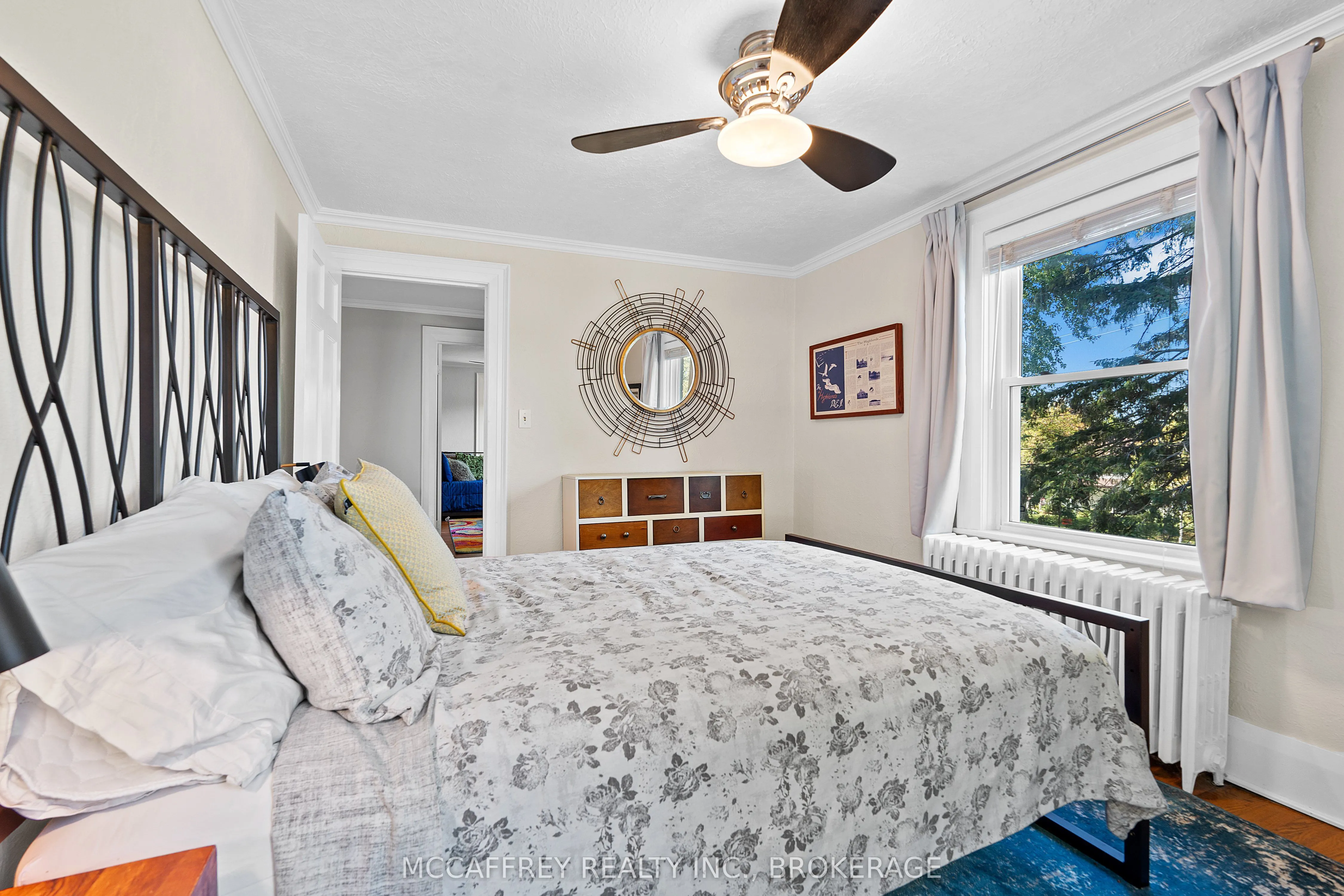 442 DUNDAS Street W