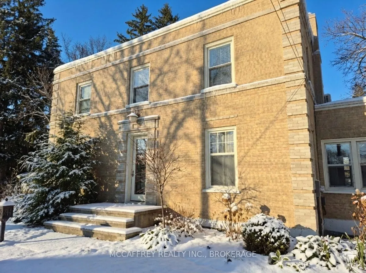 442 DUNDAS Street W
