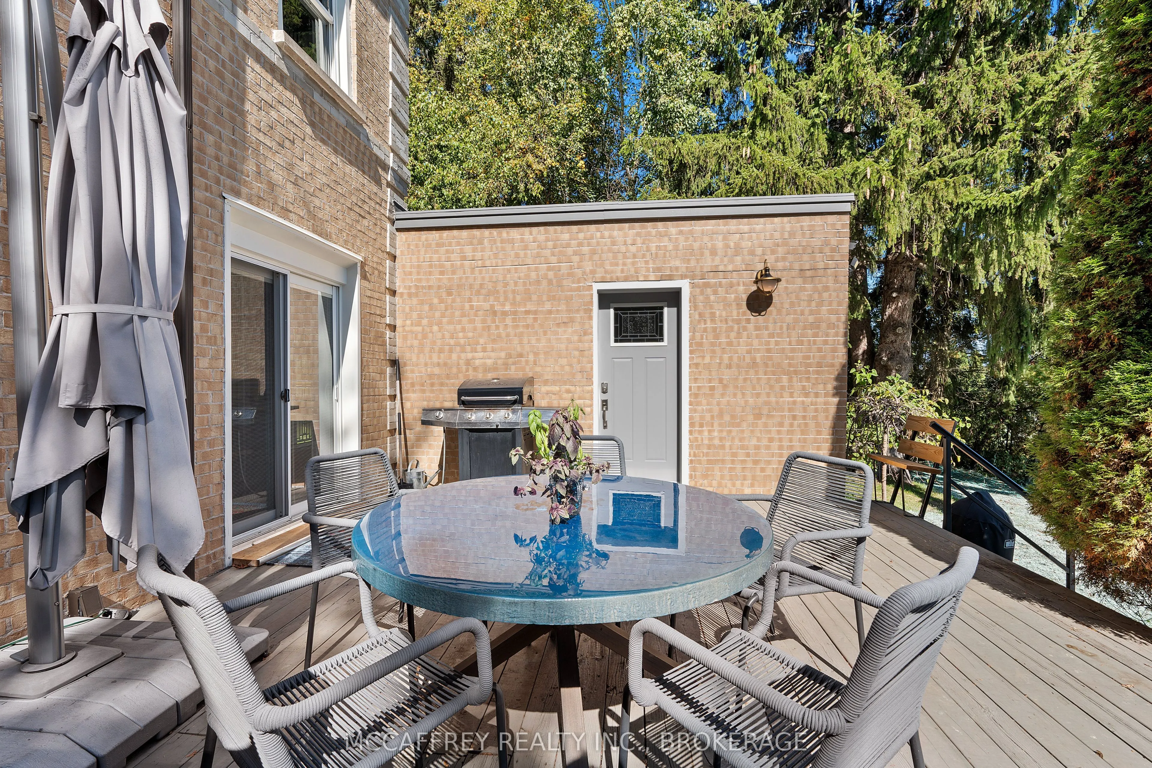 442 DUNDAS Street W