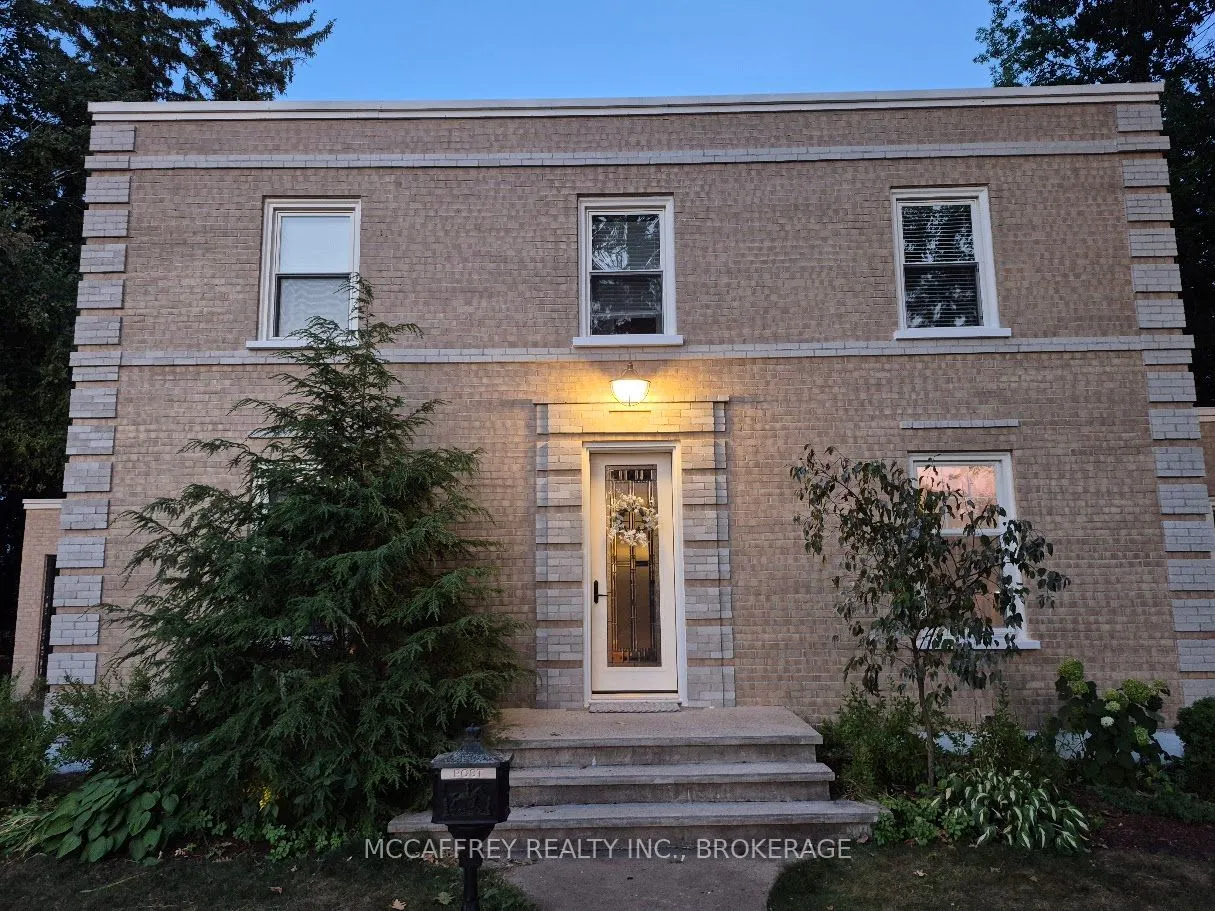 442 DUNDAS Street W