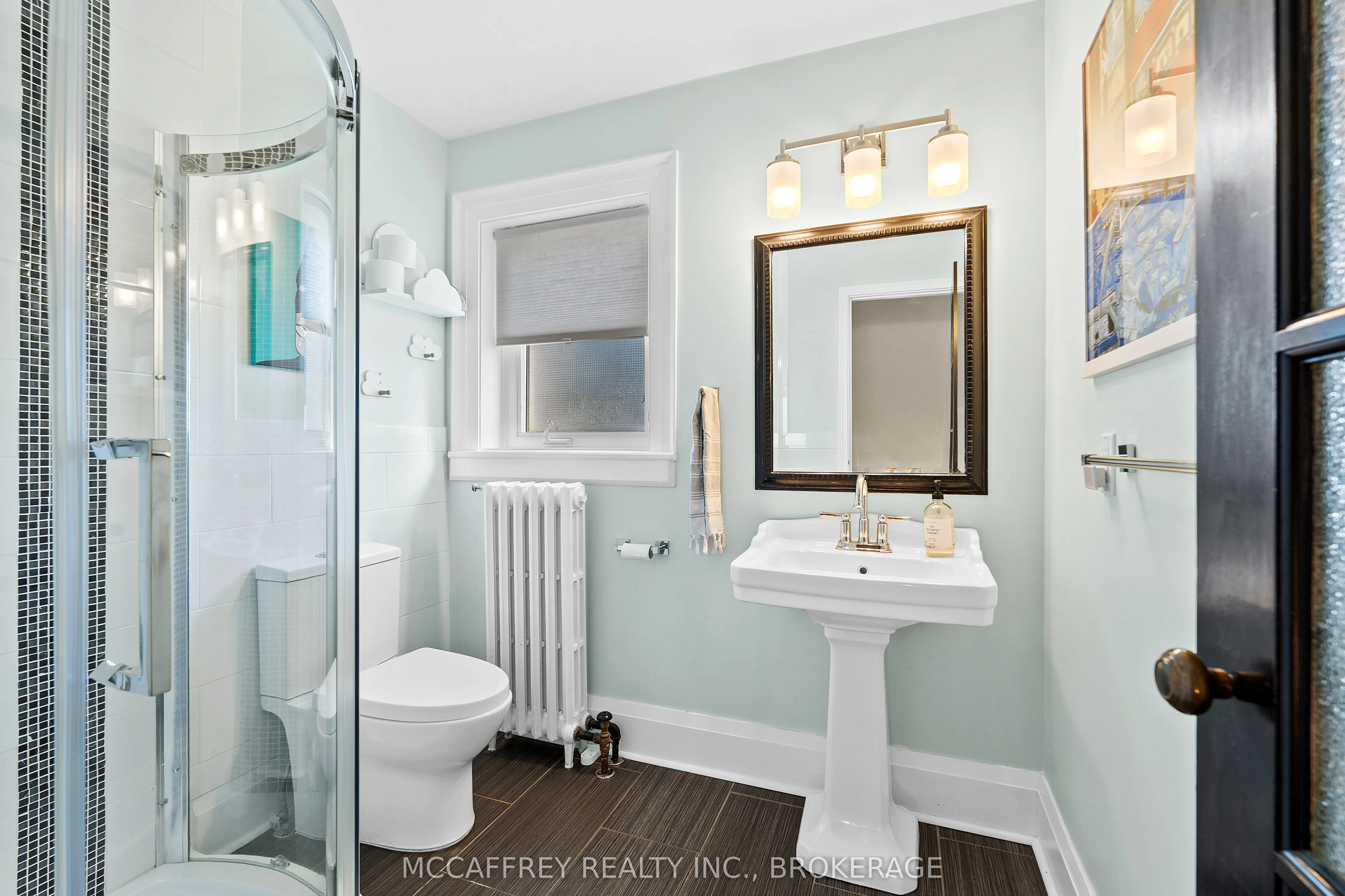 442 DUNDAS Street W