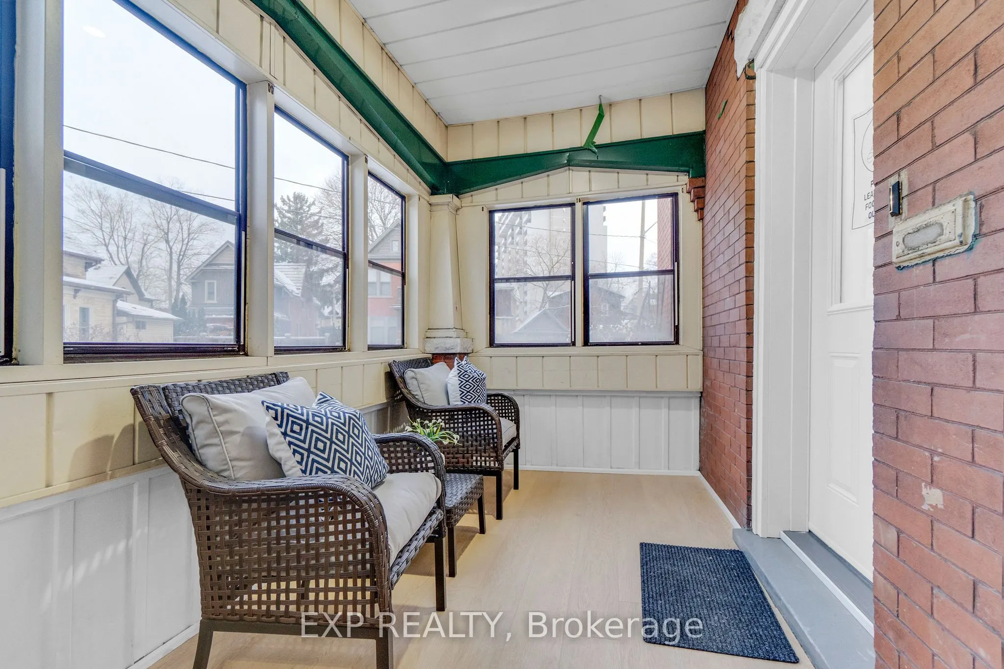 64 Lancaster Street E